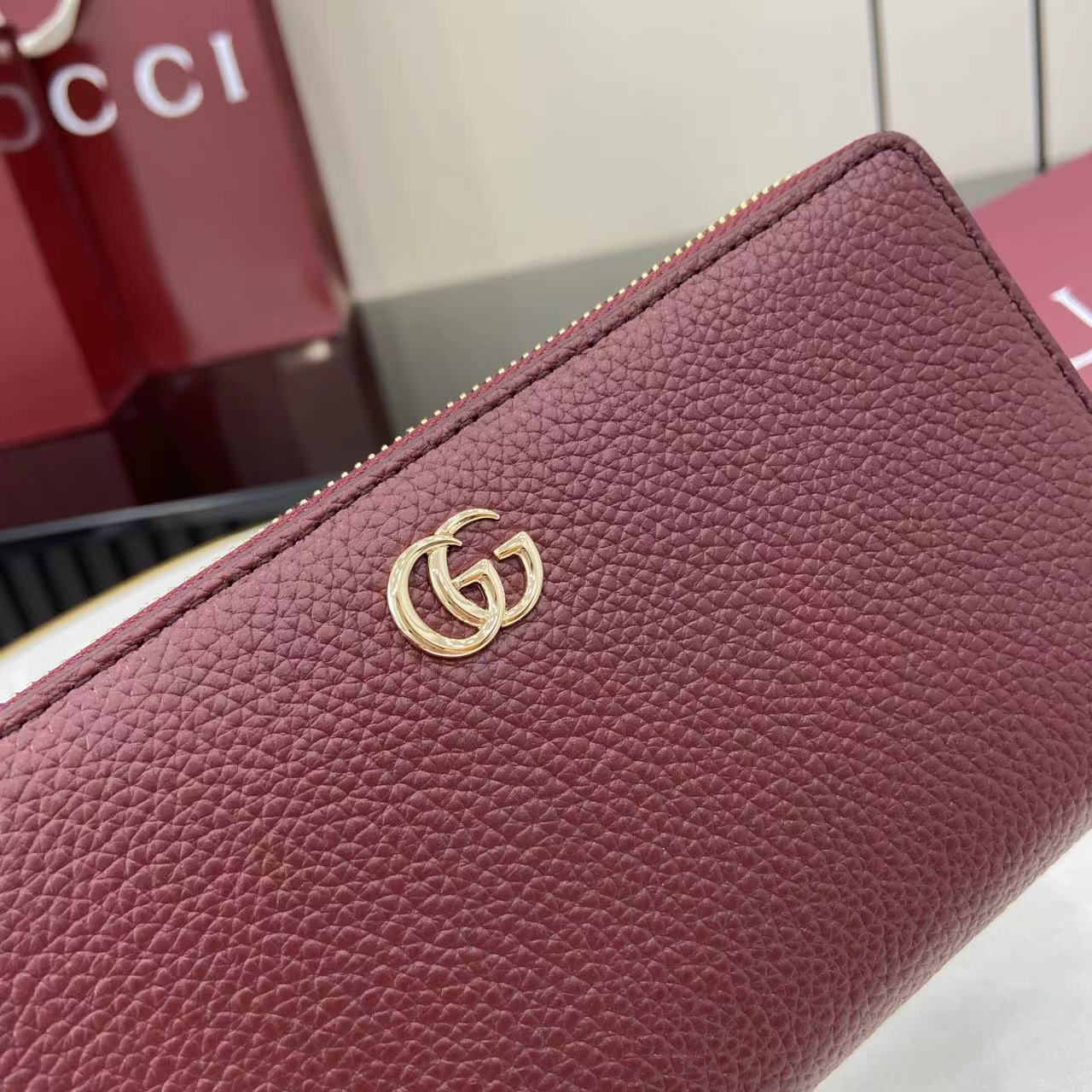 p230。《配全套原厂专柜包装》【新品】全拉链式钱包配有小号双G金属细节。采用织纹牛皮革精致而成。
安可拉红配浅粉牛皮革
金色金属配件
双G
十二个卡片隔层和三个钞票隔层
拉链零钱袋
全拉链开合
重量：约0.23千克
型号：456117。
尺寸：10.5厘米（长）x 19厘米（宽）x 2厘米（厚）
颜色：安可拉红/浅粉。
意大利创作