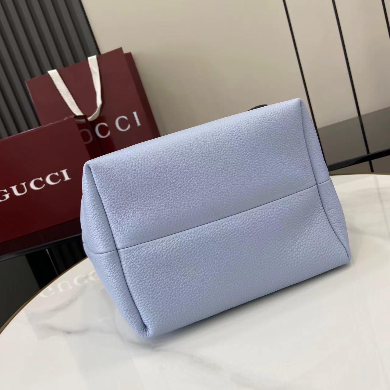 Coach Totissima系列托特包一面为粒面皮革，另一面以GG帆布匠心打造。以Totissima之名诠释隽永风格与功能美学