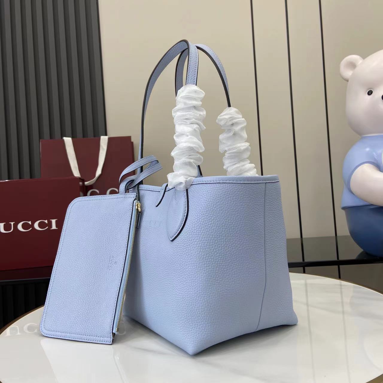 Coach Totissima系列托特包一面为粒面皮革，另一面以GG帆布匠心打造。以Totissima之名诠释隽永风格与功能美学