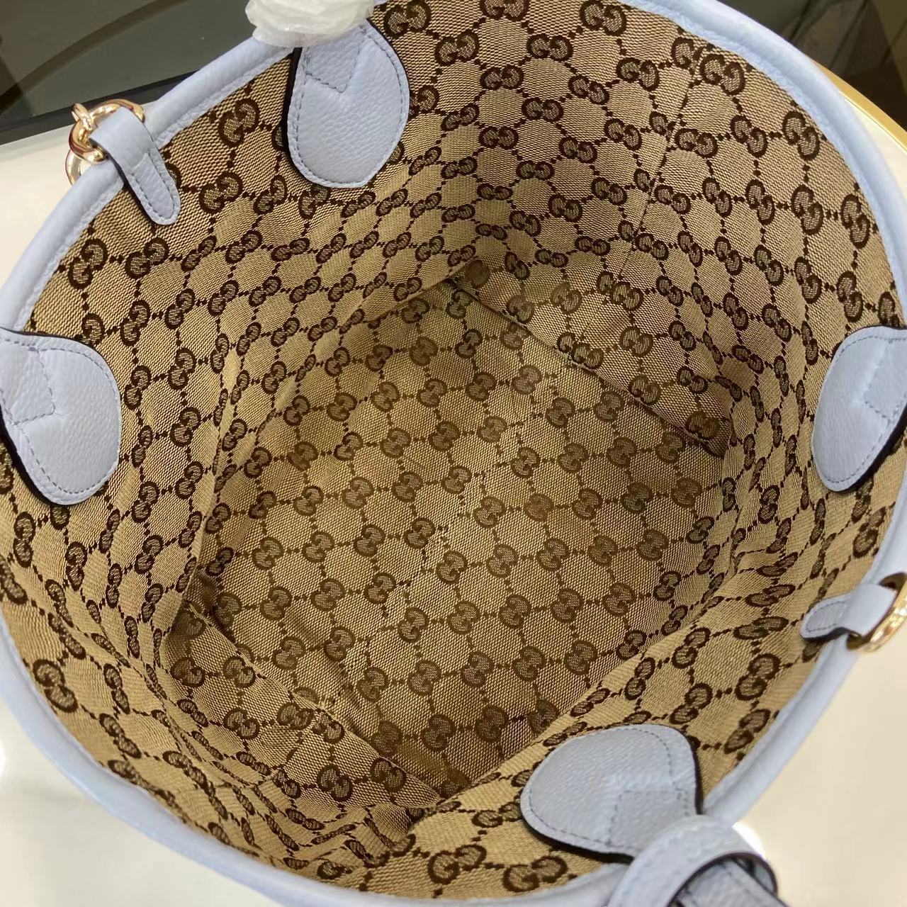Coach Totissima系列托特包一面为粒面皮革，另一面以GG帆布匠心打造。以Totissima之名诠释隽永风格与功能美学