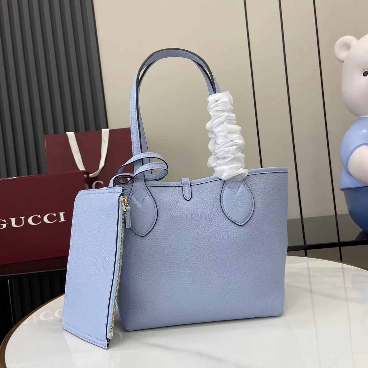 Coach Totissima系列托特包一面为粒面皮革，另一面以GG帆布匠心打造。以Totissima之名诠释隽永风格与功能美学