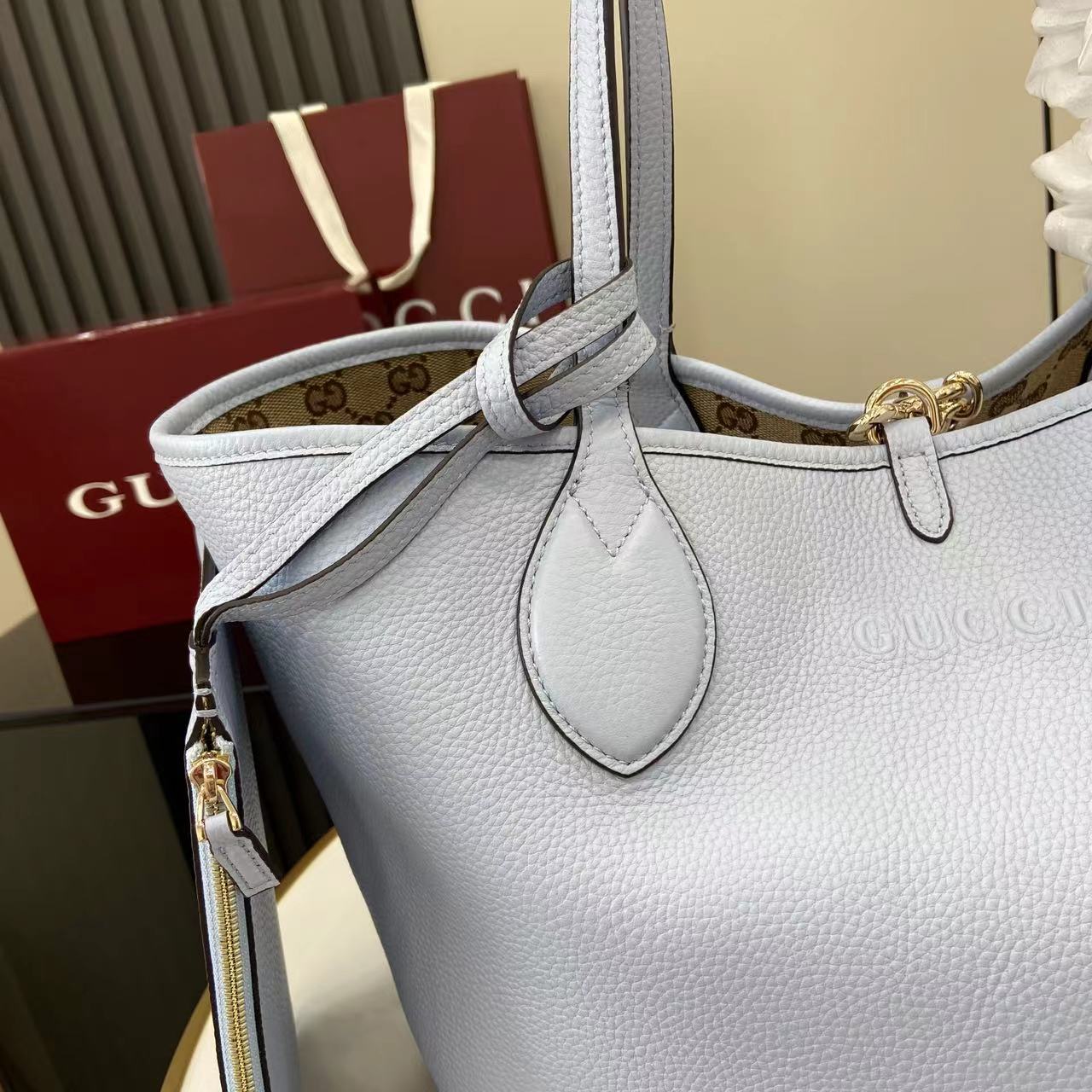Supreme Totissima系列托特包演绎双面美学 一面粒面皮革 一面GG帆布 随心变换多元造型