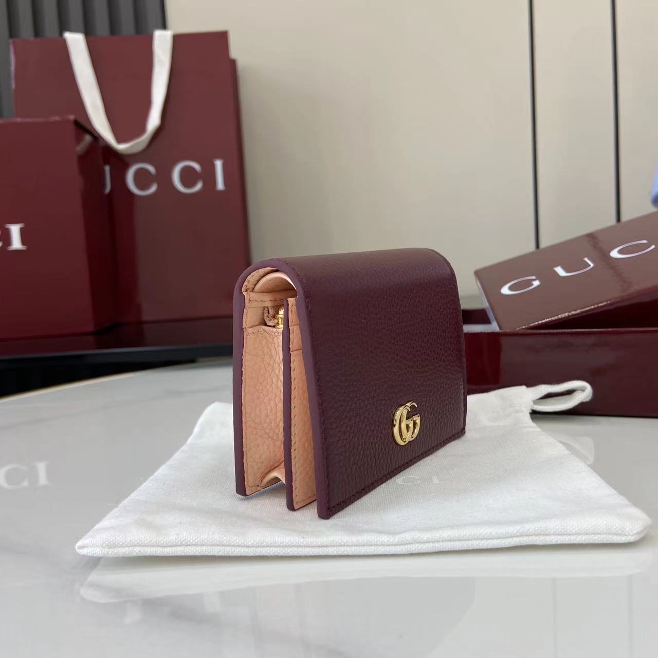 p200。《配全套原厂专柜包装》【新品】这款GG Marmont系列卡包采用经典耐看的安可拉红配浅粉牛皮革制作,为《Aria-时尚咏叹调》系列再添经典之作。双G配件源于70年代的腰带扣设计,在这款钱包上采用同色调树脂材质焕新演绎。经典设计与单色调配色相结合,突显现代时尚风范。
安可拉红和浅粉皮革
浅金色树脂配件
双G
5个卡片隔层、1个开口口袋
1个钞票隔层
拉链内袋
按扣开合
重量:约0.112千克
型号:456126。
打开时尺寸:11厘米(宽)x 17.5厘米(高)
闭合时尺寸:11厘米(宽)x 8.5厘米(高)x 3厘米(深)
颜色:安可拉红/浅粉
意大利创作