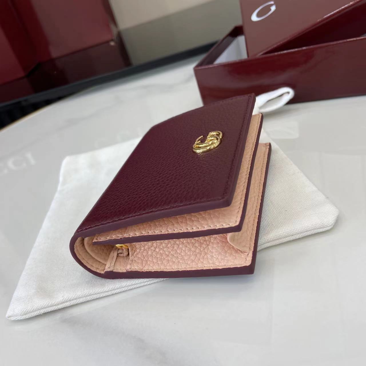 p200。《配全套原厂专柜包装》【新品】这款GG Marmont系列卡包采用经典耐看的安可拉红配浅粉牛皮革制作,为《Aria-时尚咏叹调》系列再添经典之作。双G配件源于70年代的腰带扣设计,在这款钱包上采用同色调树脂材质焕新演绎。经典设计与单色调配色相结合,突显现代时尚风范。
安可拉红和浅粉皮革
浅金色树脂配件
双G
5个卡片隔层、1个开口口袋
1个钞票隔层
拉链内袋
按扣开合
重量:约0.112千克
型号:456126。
打开时尺寸:11厘米(宽)x 17.5厘米(高)
闭合时尺寸:11厘米(宽)x 8.5厘米(高)x 3厘米(深)
颜色:安可拉红/浅粉
意大利创作