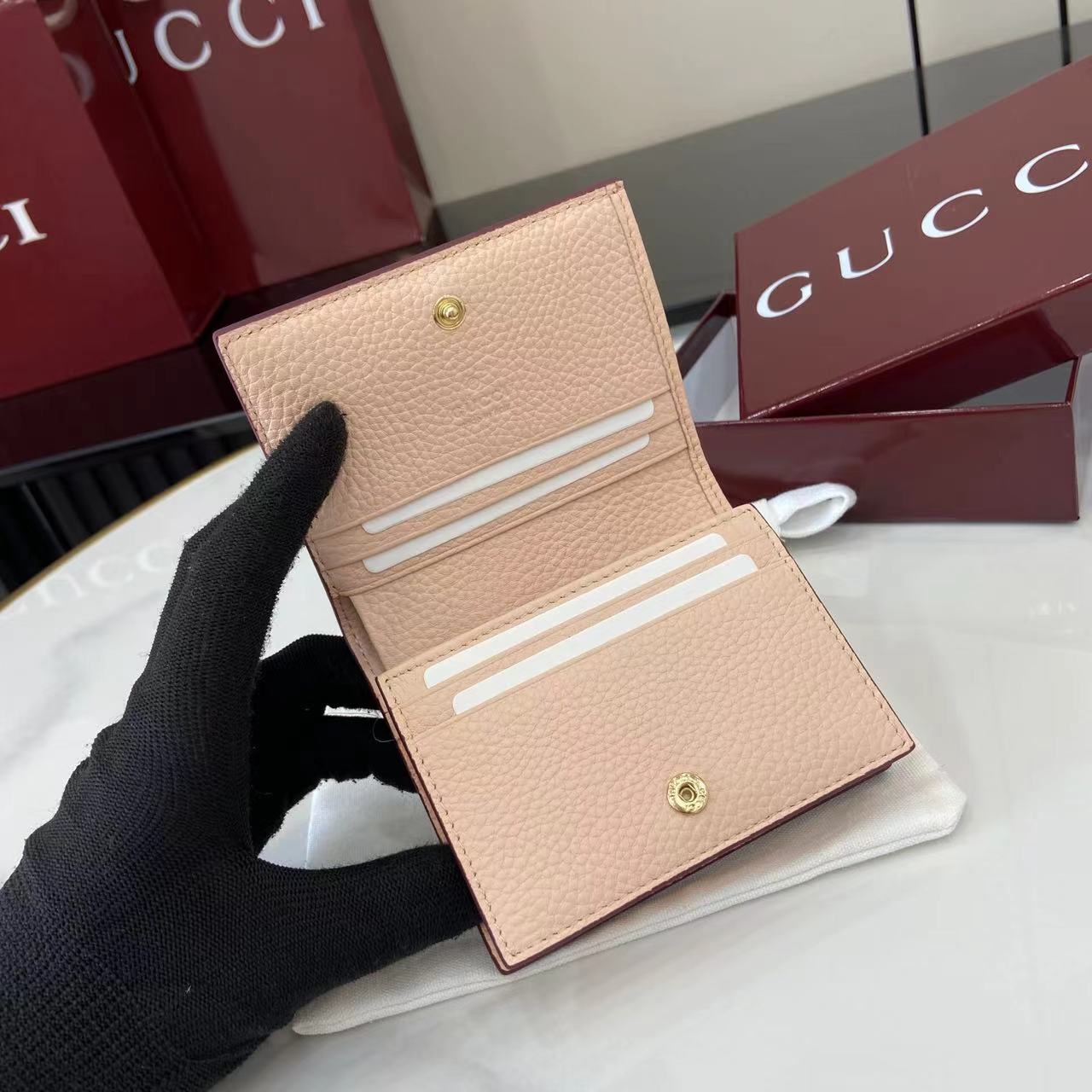 p200。《配全套原厂专柜包装》【新品】这款GG Marmont系列卡包采用经典耐看的安可拉红配浅粉牛皮革制作,为《Aria-时尚咏叹调》系列再添经典之作。双G配件源于70年代的腰带扣设计,在这款钱包上采用同色调树脂材质焕新演绎。经典设计与单色调配色相结合,突显现代时尚风范。
安可拉红和浅粉皮革
浅金色树脂配件
双G
5个卡片隔层、1个开口口袋
1个钞票隔层
拉链内袋
按扣开合
重量:约0.112千克
型号:456126。
打开时尺寸:11厘米(宽)x 17.5厘米(高)
闭合时尺寸:11厘米(宽)x 8.5厘米(高)x 3厘米(深)
颜色:安可拉红/浅粉
意大利创作