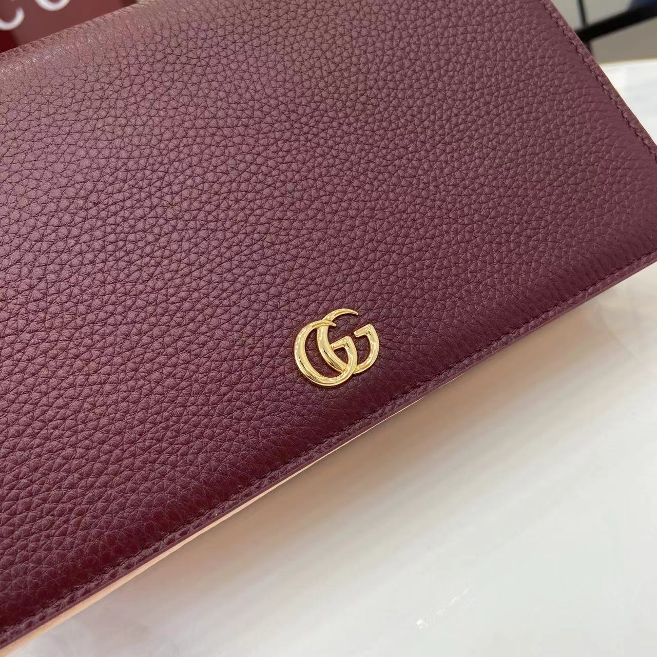 p350。《配全套原厂专柜包装》【新品】这款GG Marmont系列卡包采用经典耐看的安可拉红配浅粉牛皮革制作,为《Aria-时尚咏叹调》系列再添经典之作。双G配件源于70年代的腰带扣设计,在这款钱包上采用同色调树脂材质焕新演绎。经典设计与单色调配色相结合,突显现代时尚风范。
安可拉红和浅粉皮革
浅金色树脂配件
双G
5个卡片隔层、1个开口口袋
1个钞票隔层
拉链内袋
按扣开合
重量:约0.112千克
型号:456126。
打开时尺寸:11厘米(宽)x 17.5厘米(高)
闭合时尺寸:11厘米(宽)x 8.5厘米(高)x 3厘米(深)
颜色:安可拉红/浅粉
意大利创作