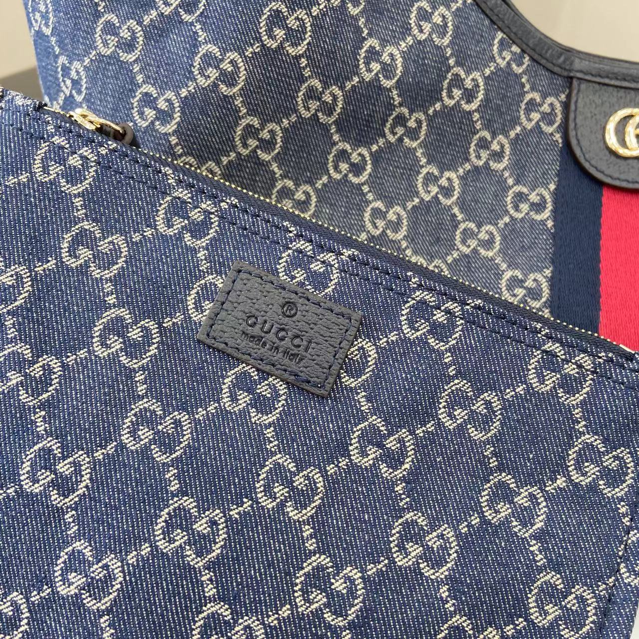 p580。《配全套原厂专柜包装》【新品】Gucci Giglio系列全新亮相佛罗伦萨2026早春时装秀，致敬品牌意式根源，融合隽永传承与革新精神。这款大容量托特包采用GG丹宁面料匠心打造，缀饰织带滚边，并配有一个可拆卸的手拿包。
蓝色和白色GG丹宁
饰蓝红织带滚边
浅金色调配件
棕色棉布衬里
双G
配可拆卸手拿包
顶部提手：18厘米高
磁扣开合
型号：853971。
尺寸60厘米（宽） x 47厘米（高） x 16厘米（深）
重量：约0.6千克
颜色：蓝牛仔/蓝皮。
意大利创作