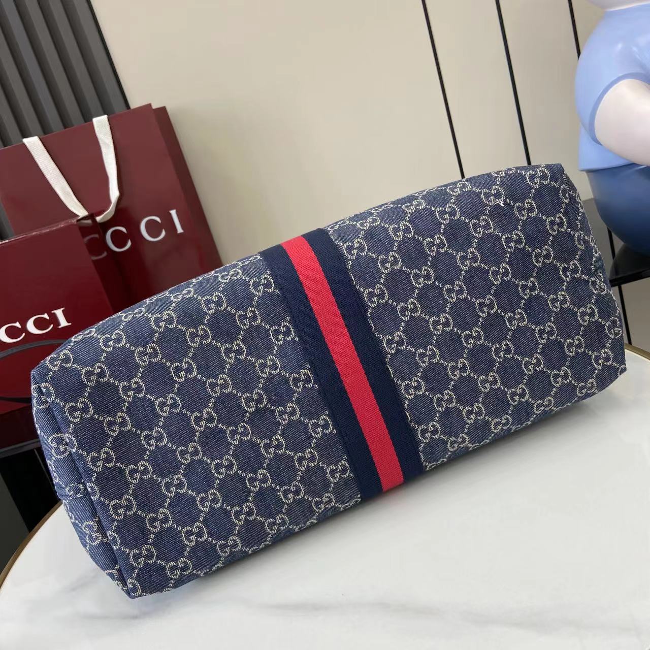 p580。《配全套原厂专柜包装》【新品】Gucci Giglio系列全新亮相佛罗伦萨2026早春时装秀，致敬品牌意式根源，融合隽永传承与革新精神。这款大容量托特包采用GG丹宁面料匠心打造，缀饰织带滚边，并配有一个可拆卸的手拿包。
蓝色和白色GG丹宁
饰蓝红织带滚边
浅金色调配件
棕色棉布衬里
双G
配可拆卸手拿包
顶部提手：18厘米高
磁扣开合
型号：853971。
尺寸60厘米（宽） x 47厘米（高） x 16厘米（深）
重量：约0.6千克
颜色：蓝牛仔/蓝皮。
意大利创作