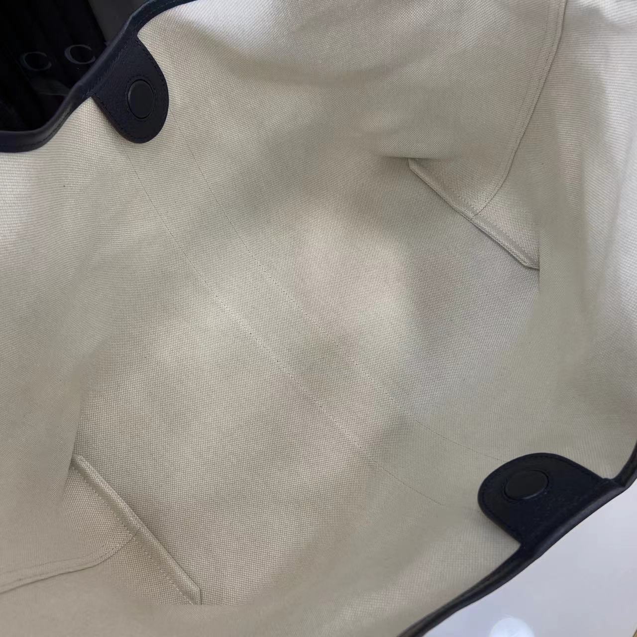 p580。《配全套原厂专柜包装》【新品】Gucci Giglio系列全新亮相佛罗伦萨2026早春时装秀，致敬品牌意式根源，融合隽永传承与革新精神。这款大容量托特包采用GG丹宁面料匠心打造，缀饰织带滚边，并配有一个可拆卸的手拿包。
蓝色和白色GG丹宁
饰蓝红织带滚边
浅金色调配件
棕色棉布衬里
双G
配可拆卸手拿包
顶部提手：18厘米高
磁扣开合
型号：853971。
尺寸60厘米（宽） x 47厘米（高） x 16厘米（深）
重量：约0.6千克
颜色：蓝牛仔/蓝皮。
意大利创作