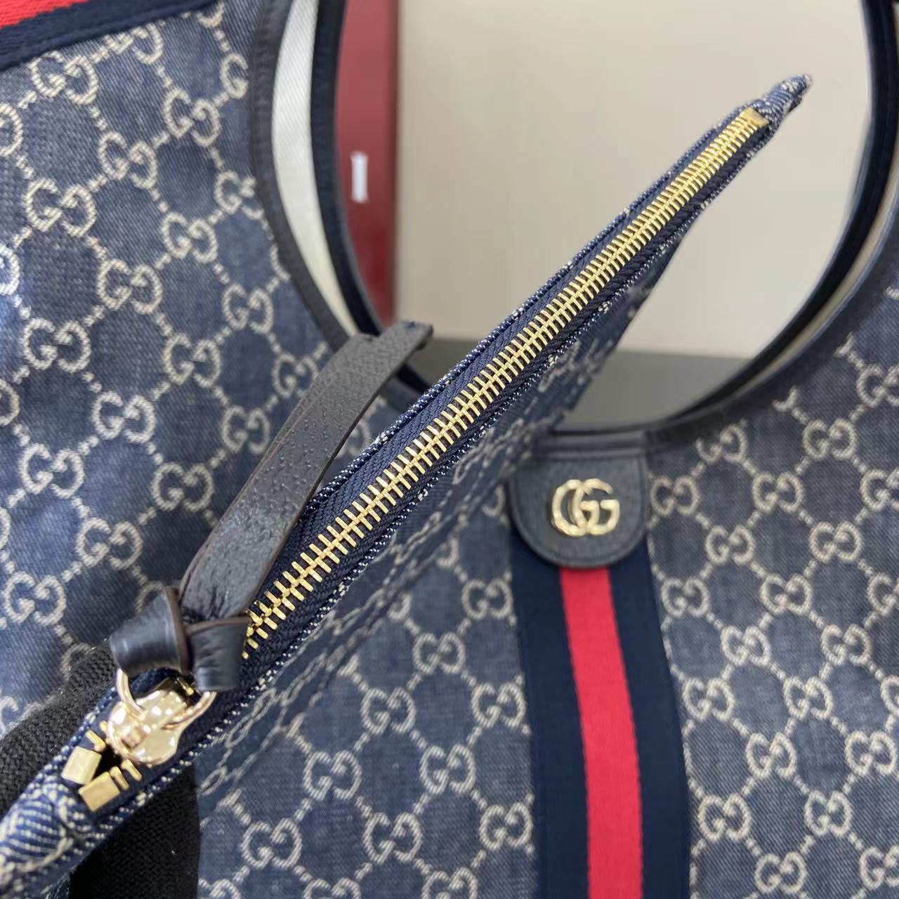 p580。《配全套原厂专柜包装》【新品】Gucci Giglio系列全新亮相佛罗伦萨2026早春时装秀，致敬品牌意式根源，融合隽永传承与革新精神。这款大容量托特包采用GG丹宁面料匠心打造，缀饰织带滚边，并配有一个可拆卸的手拿包。
蓝色和白色GG丹宁
饰蓝红织带滚边
浅金色调配件
棕色棉布衬里
双G
配可拆卸手拿包
顶部提手：18厘米高
磁扣开合
型号：853971。
尺寸60厘米（宽） x 47厘米（高） x 16厘米（深）
重量：约0.6千克
颜色：蓝牛仔/蓝皮。
意大利创作