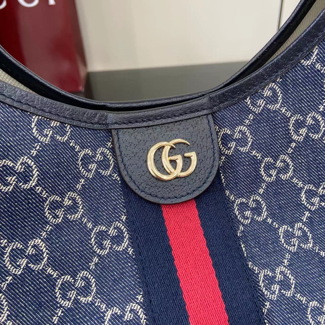 p580。《配全套原厂专柜包装》【新品】Gucci Giglio系列全新亮相佛罗伦萨2026早春时装秀，致敬品牌意式根源，融合隽永传承与革新精神。这款大容量托特包采用GG丹宁面料匠心打造，缀饰织带滚边，并配有一个可拆卸的手拿包。
蓝色和白色GG丹宁
饰蓝红织带滚边
浅金色调配件
棕色棉布衬里
双G
配可拆卸手拿包
顶部提手：18厘米高
磁扣开合
型号：853971。
尺寸60厘米（宽） x 47厘米（高） x 16厘米（深）
重量：约0.6千克
颜色：蓝牛仔/蓝皮。
意大利创作