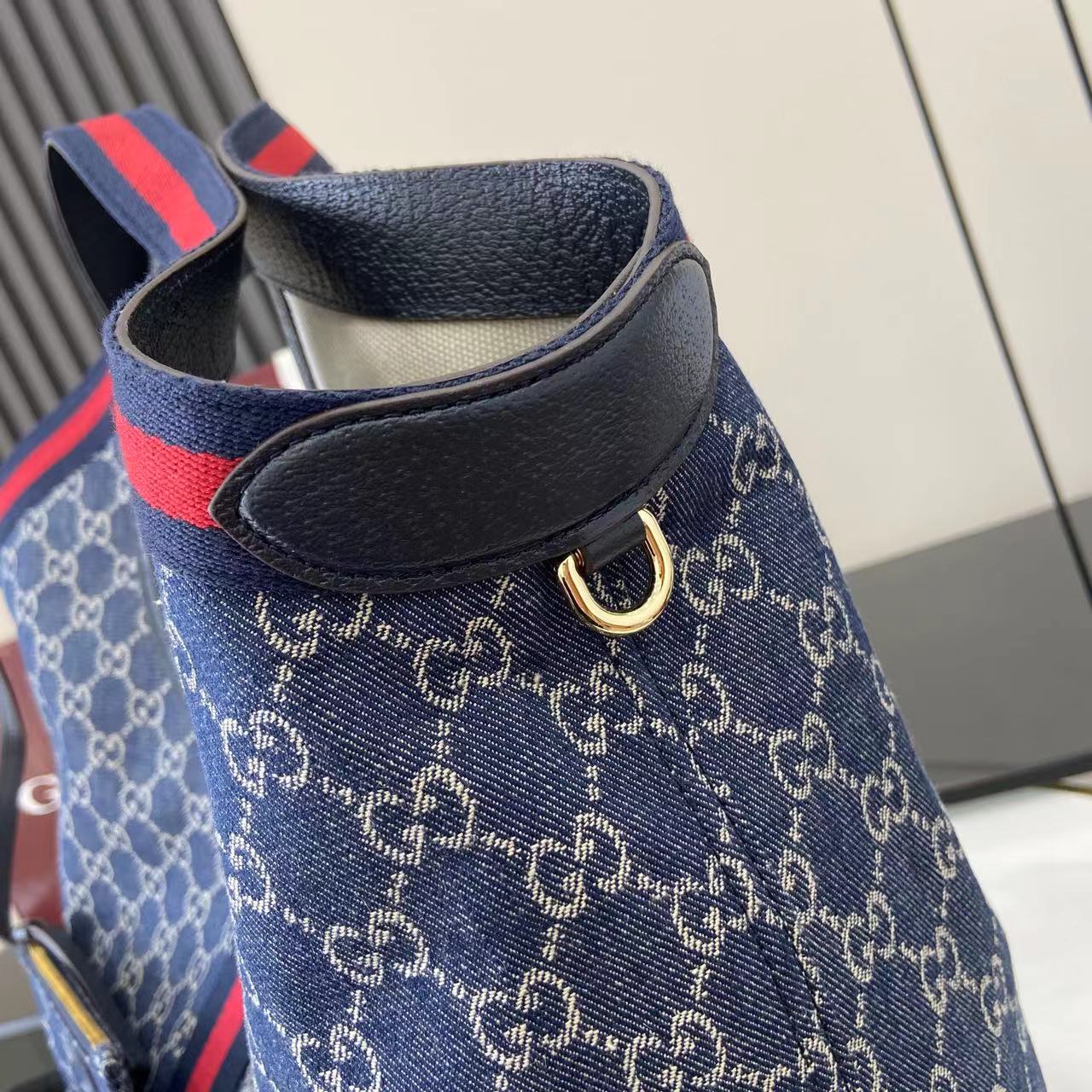 p580。《配全套原厂专柜包装》【新品】Gucci Giglio系列全新亮相佛罗伦萨2026早春时装秀，致敬品牌意式根源，融合隽永传承与革新精神。这款大容量托特包采用GG丹宁面料匠心打造，缀饰织带滚边，并配有一个可拆卸的手拿包。
蓝色和白色GG丹宁
饰蓝红织带滚边
浅金色调配件
棕色棉布衬里
双G
配可拆卸手拿包
顶部提手：18厘米高
磁扣开合
型号：853971。
尺寸60厘米（宽） x 47厘米（高） x 16厘米（深）
重量：约0.6千克
颜色：蓝牛仔/蓝皮。
意大利创作