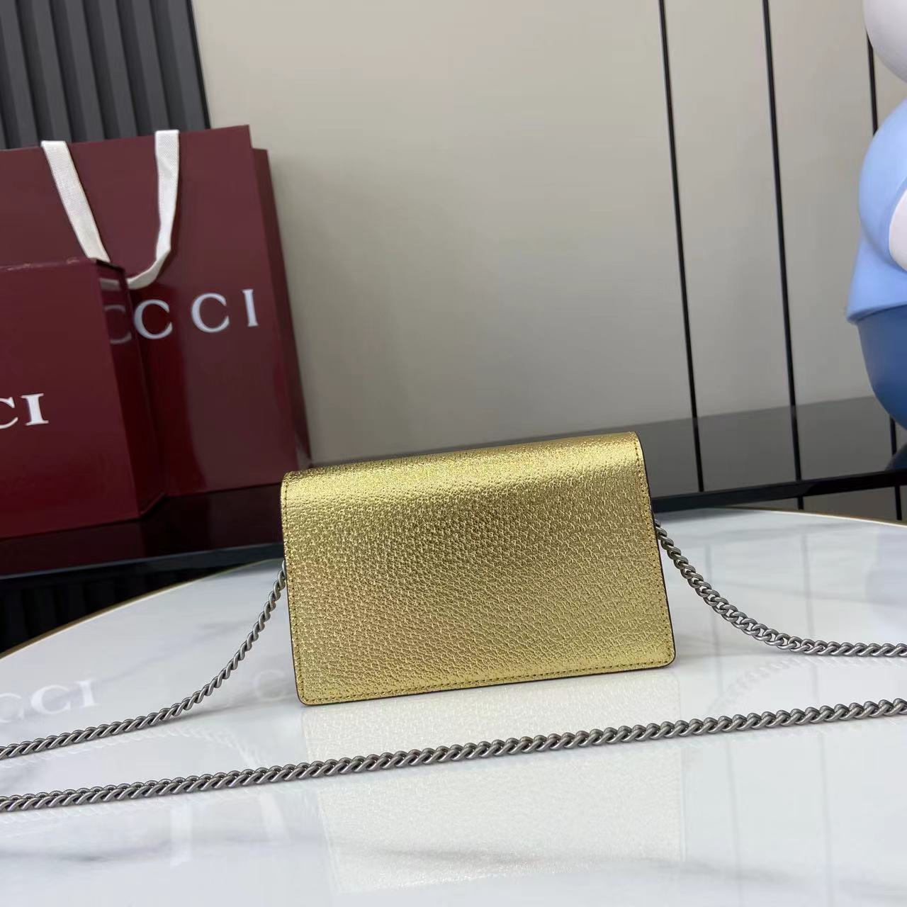 🔥🔥🔥酒神系列𝙂𝙪𝙘𝙘𝙞 𝘿𝙞𝙤𝙣𝙮𝙨𝙪𝙨 𝙈𝙞𝙣𝙞 
小古家入门级小包推荐 不鸡肋🌕
万年经典款 可以说是小古家的象征了
经典迷你酒神扣搭配小牛皮
这款包包出镜率非常高 简直是穿搭利器
日常穿搭 非常炸街❗️
型号 ：476432
尺寸：18×10×5cm