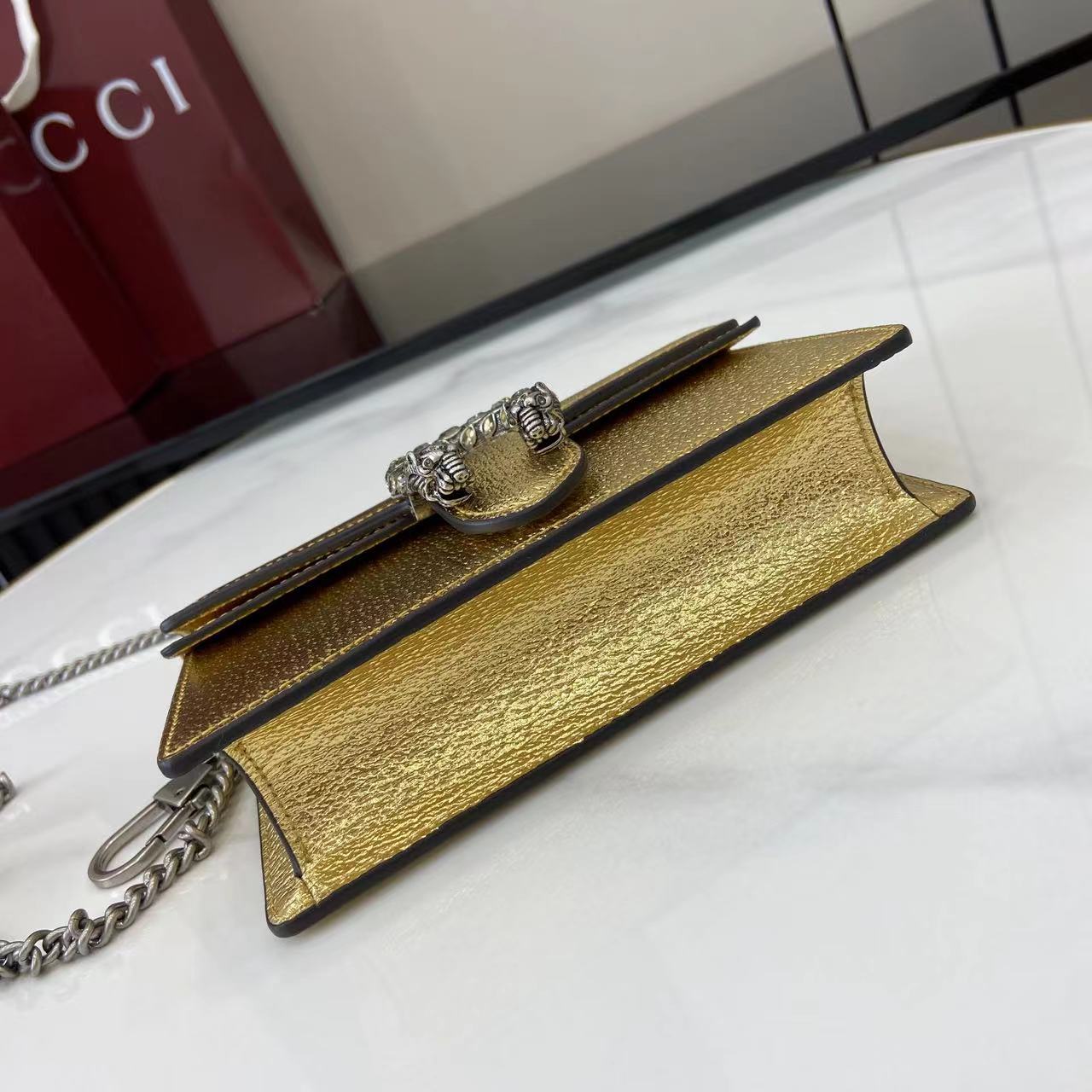 🔥🔥🔥酒神系列𝙂𝙪𝙘𝙘𝙞 𝘿𝙞𝙤𝙣𝙮𝙨𝙪𝙨 𝙈𝙞𝙣𝙞 
小古家入门级小包推荐 不鸡肋🌕
万年经典款 可以说是小古家的象征了
经典迷你酒神扣搭配小牛皮
这款包包出镜率非常高 简直是穿搭利器
日常穿搭 非常炸街❗️
型号 ：476432
尺寸：18×10×5cm