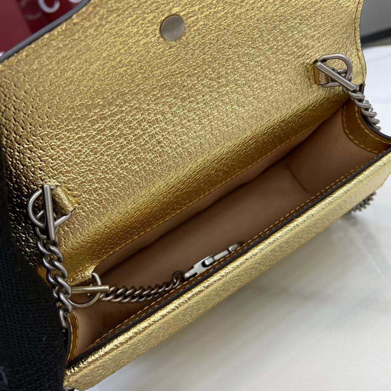 🔥🔥🔥酒神系列𝙂𝙪𝙘𝙘𝙞 𝘿𝙞𝙤𝙣𝙮𝙨𝙪𝙨 𝙈𝙞𝙣𝙞 
小古家入门级小包推荐 不鸡肋🌕
万年经典款 可以说是小古家的象征了
经典迷你酒神扣搭配小牛皮
这款包包出镜率非常高 简直是穿搭利器
日常穿搭 非常炸街❗️
型号 ：476432
尺寸：18×10×5cm