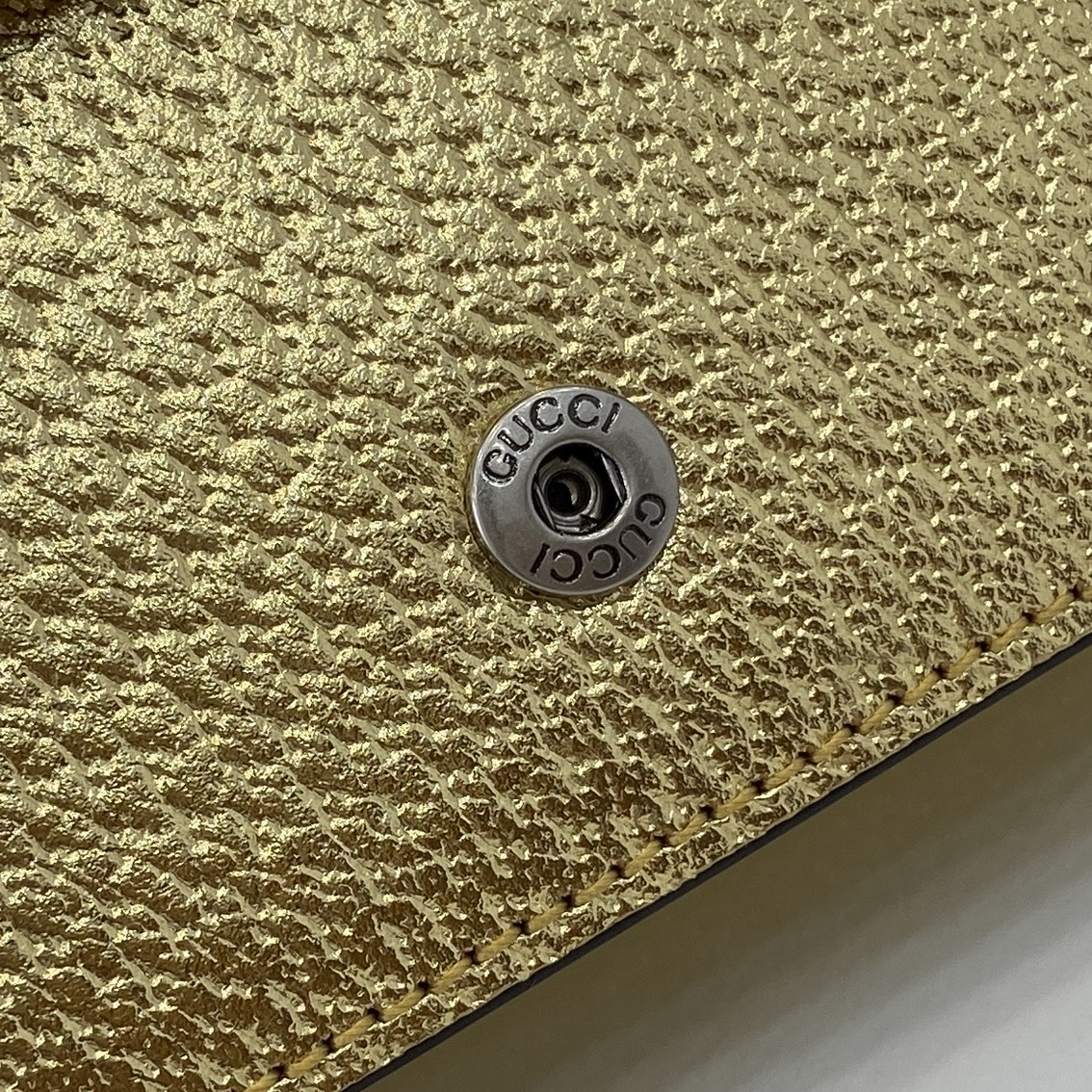 🔥🔥🔥酒神系列𝙂𝙪𝙘𝙘𝙞 𝘿𝙞𝙤𝙣𝙮𝙨𝙪𝙨 𝙈𝙞𝙣𝙞 
小古家入门级小包推荐 不鸡肋🌕
万年经典款 可以说是小古家的象征了
经典迷你酒神扣搭配小牛皮
这款包包出镜率非常高 简直是穿搭利器
日常穿搭 非常炸街❗️
型号 ：476432
尺寸：18×10×5cm