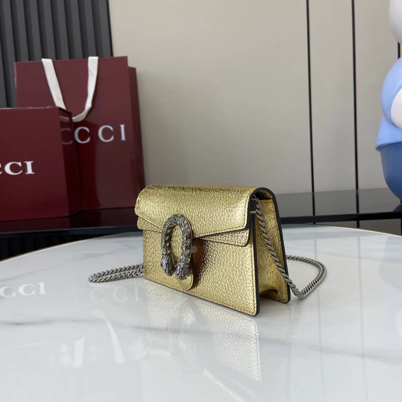 🔥🔥🔥酒神系列𝙂𝙪𝙘𝙘𝙞 𝘿𝙞𝙤𝙣𝙮𝙨𝙪𝙨 𝙈𝙞𝙣𝙞 
小古家入门级小包推荐 不鸡肋🌕
万年经典款 可以说是小古家的象征了
经典迷你酒神扣搭配小牛皮
这款包包出镜率非常高 简直是穿搭利器
日常穿搭 非常炸街❗️
型号 ：476432
尺寸：18×10×5cm