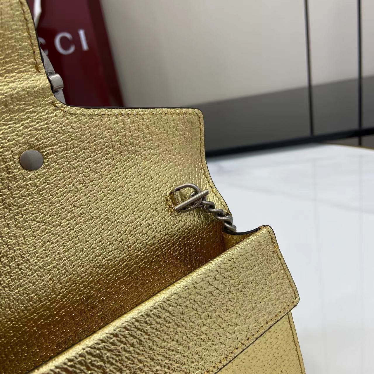 🔥🔥🔥酒神系列𝙂𝙪𝙘𝙘𝙞 𝘿𝙞𝙤𝙣𝙮𝙨𝙪𝙨 𝙈𝙞𝙣𝙞 
小古家入门级小包推荐 不鸡肋🌕
万年经典款 可以说是小古家的象征了
经典迷你酒神扣搭配小牛皮
这款包包出镜率非常高 简直是穿搭利器
日常穿搭 非常炸街❗️
型号 ：476432
尺寸：18×10×5cm