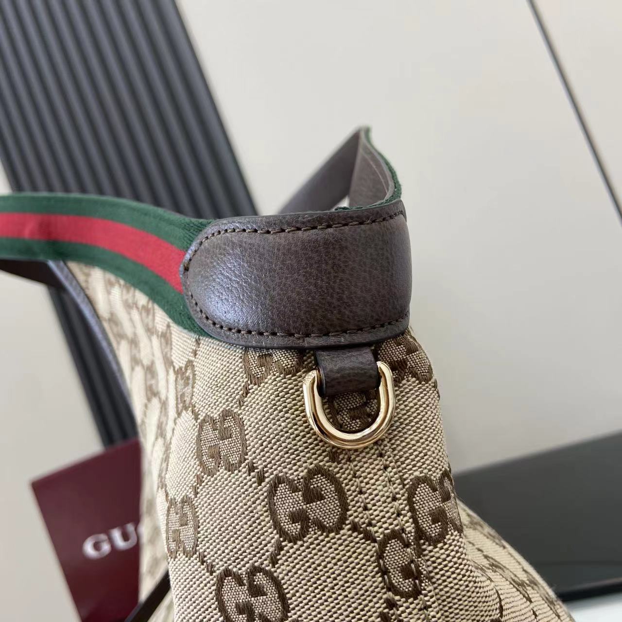 p580。《配全套原厂专柜包装》【新品】Gucci Giglio系列全新亮相佛罗伦萨2026早春时装秀，致敬品牌意式根源，融合隽永传承与革新精神。这款大容量托特包采用GG帆布匠心打造，缀饰织带滚边，并配有一个可拆卸的手拿包。
米白和深棕色GG帆布
饰红绿织带滚边
绿色棉布衬里
双G
配可拆卸手拿包
顶部提手：18厘米高
磁扣开合
型号：853971。
尺寸：60厘米（宽） x 47厘米（高） x 16厘米（深）
重量：约0.6千克
颜色：杏布/棕色。
意大利创作