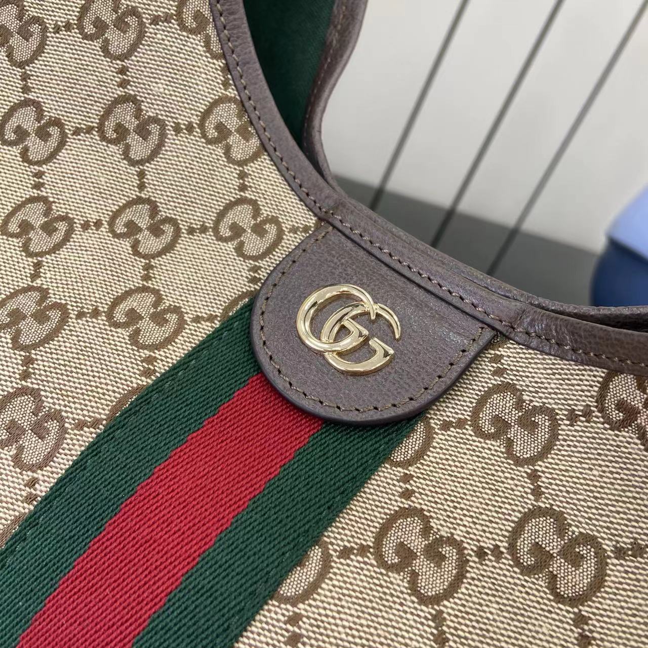 p580。《配全套原厂专柜包装》【新品】Gucci Giglio系列全新亮相佛罗伦萨2026早春时装秀，致敬品牌意式根源，融合隽永传承与革新精神。这款大容量托特包采用GG帆布匠心打造，缀饰织带滚边，并配有一个可拆卸的手拿包。
米白和深棕色GG帆布
饰红绿织带滚边
绿色棉布衬里
双G
配可拆卸手拿包
顶部提手：18厘米高
磁扣开合
型号：853971。
尺寸：60厘米（宽） x 47厘米（高） x 16厘米（深）
重量：约0.6千克
颜色：杏布/棕色。
意大利创作