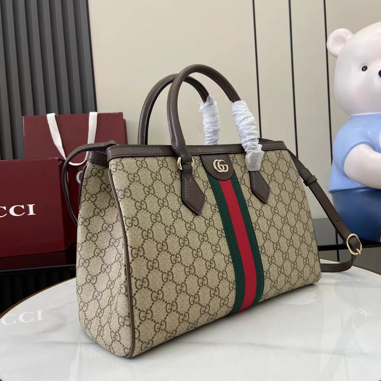 Сумка Gucci с монограммой и полосой