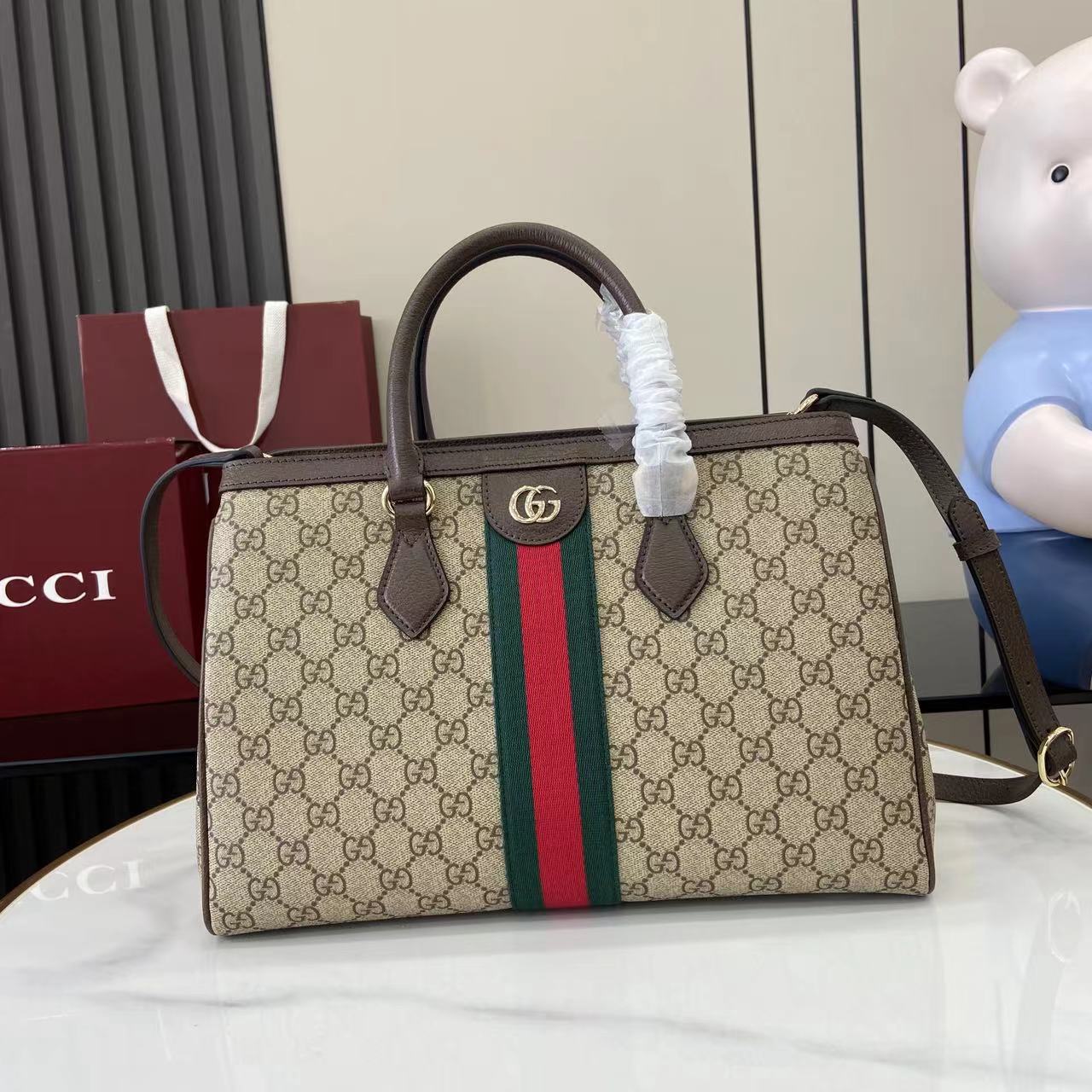 Сумка Gucci с монограммой и полосой