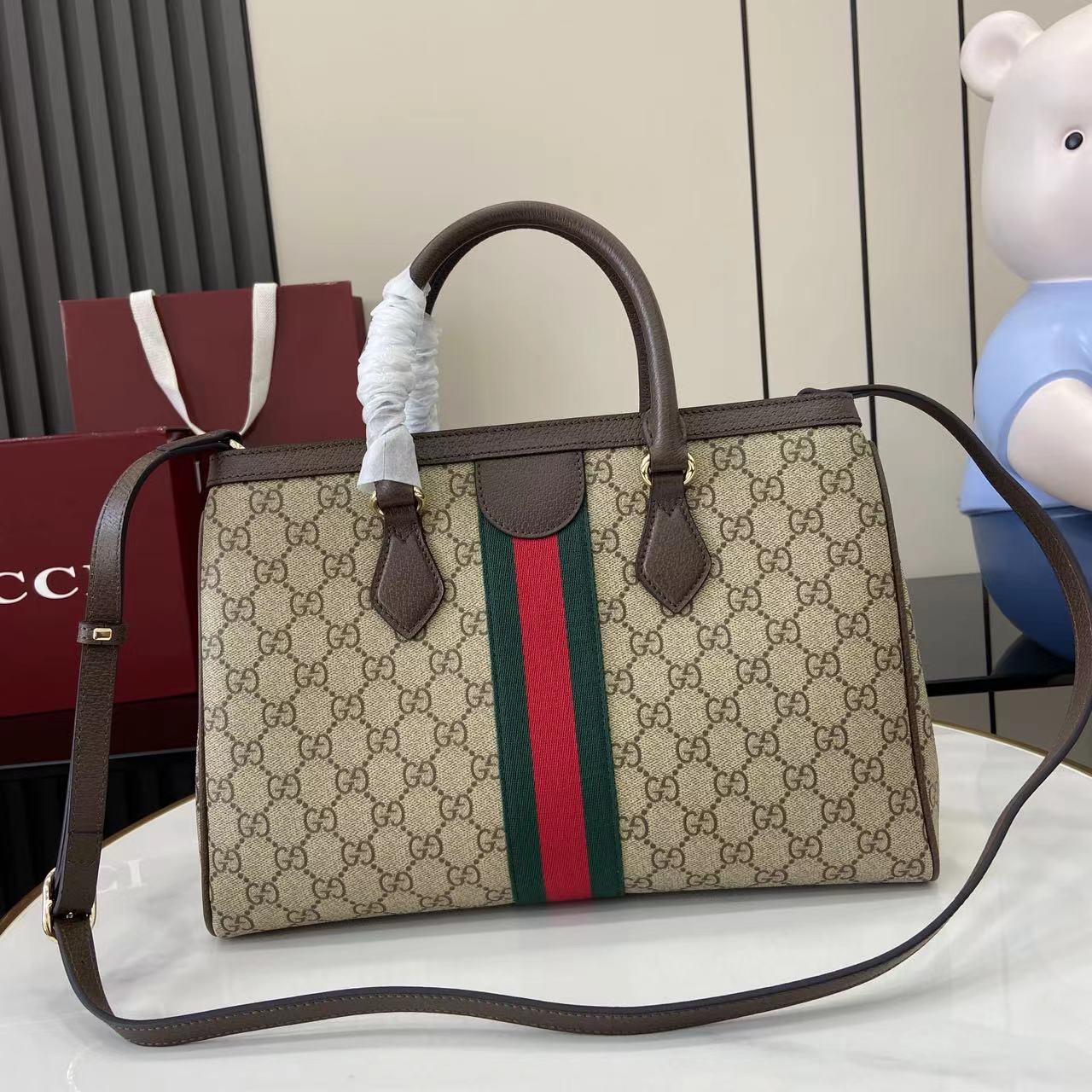 Сумка Gucci с монограммой и полосой