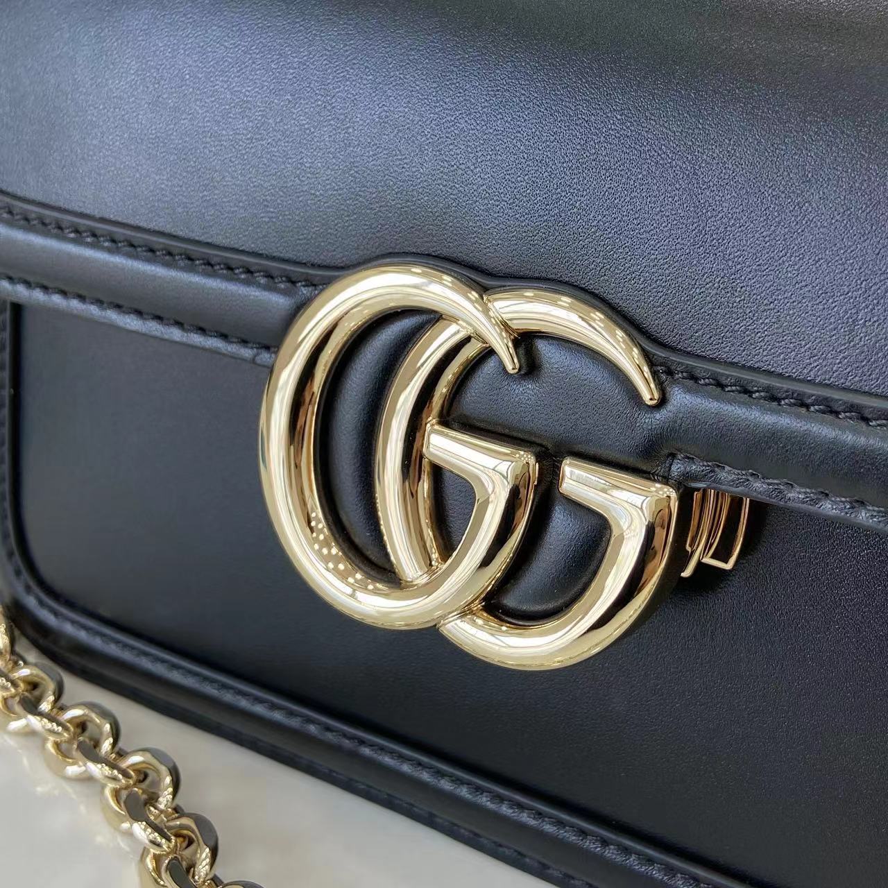 p750。《配全套原厂专柜包装》【新品】Gucci Go系列专为运动而生。这款肩背包采用光面皮革制作,精致链式肩带尽显摩登气质。其包内格局设计实用,后侧设有一个可拆卸镜子。
古驰黑色(Rosso Ancora)光面皮革
浅金色调配件
黑色棉麻衬里
内部:三个主隔层、一个拉链袋
外部:后侧设可拆卸镜子
链式肩带(21厘米高);可拆卸可调节肩带(27厘米高);长度可在64厘米与103厘米之间调节
弹簧夹扣
型号:826761。
尺寸:21.5厘米(宽)x 14厘米(高)x 9厘米(深)
重量:约0.8千克
颜色:黑色全皮。
意大利创作