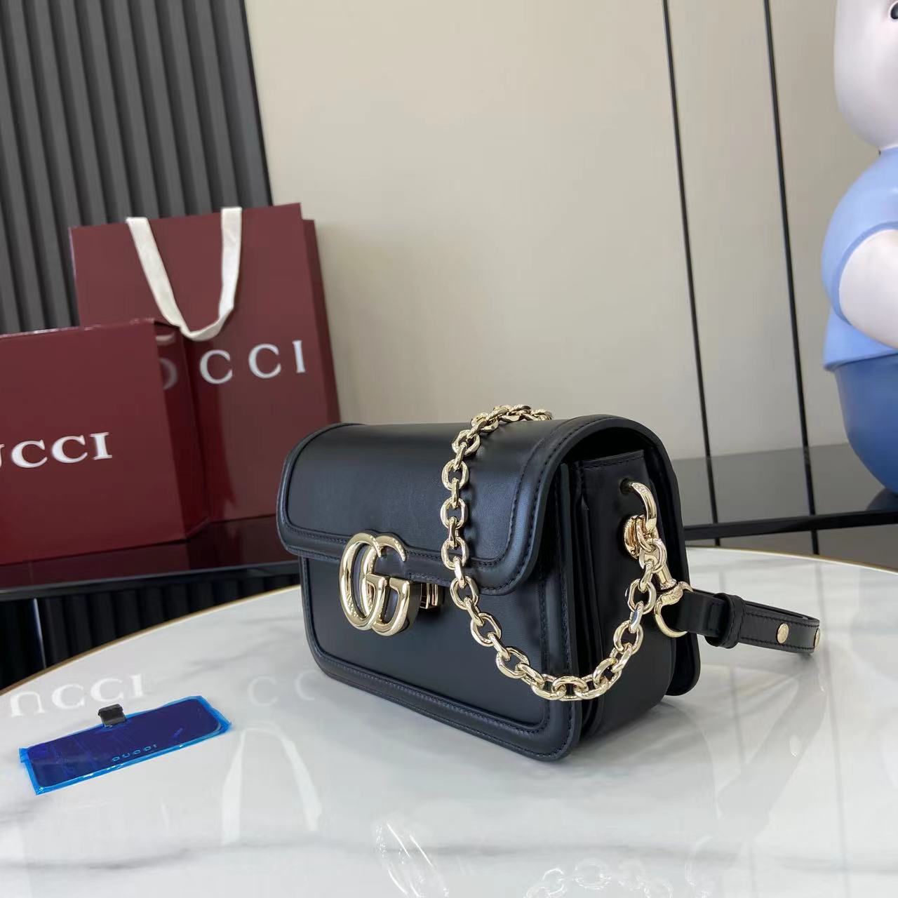 p750。《配全套原厂专柜包装》【新品】Gucci Go系列专为运动而生。这款肩背包采用光面皮革制作,精致链式肩带尽显摩登气质。其包内格局设计实用,后侧设有一个可拆卸镜子。
古驰黑色(Rosso Ancora)光面皮革
浅金色调配件
黑色棉麻衬里
内部:三个主隔层、一个拉链袋
外部:后侧设可拆卸镜子
链式肩带(21厘米高);可拆卸可调节肩带(27厘米高);长度可在64厘米与103厘米之间调节
弹簧夹扣
型号:826761。
尺寸:21.5厘米(宽)x 14厘米(高)x 9厘米(深)
重量:约0.8千克
颜色:黑色全皮。
意大利创作