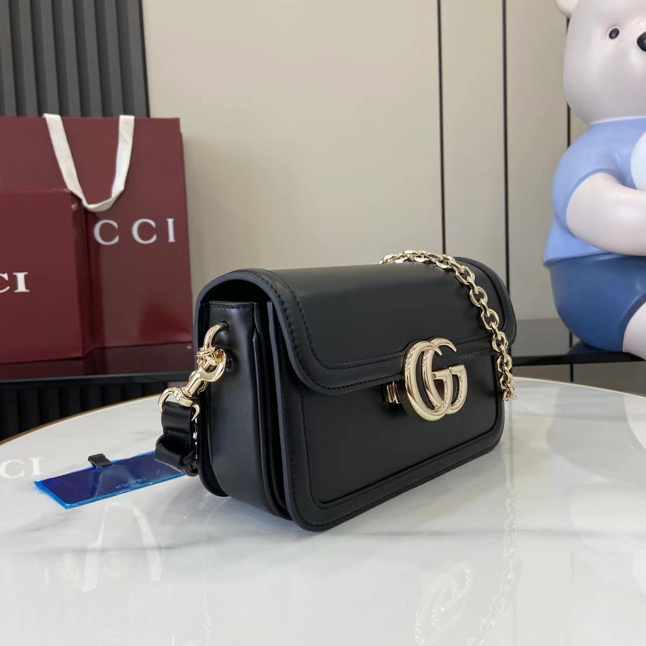 p750。《配全套原厂专柜包装》【新品】Gucci Go系列专为运动而生。这款肩背包采用光面皮革制作,精致链式肩带尽显摩登气质。其包内格局设计实用,后侧设有一个可拆卸镜子。
古驰黑色(Rosso Ancora)光面皮革
浅金色调配件
黑色棉麻衬里
内部:三个主隔层、一个拉链袋
外部:后侧设可拆卸镜子
链式肩带(21厘米高);可拆卸可调节肩带(27厘米高);长度可在64厘米与103厘米之间调节
弹簧夹扣
型号:826761。
尺寸:21.5厘米(宽)x 14厘米(高)x 9厘米(深)
重量:约0.8千克
颜色:黑色全皮。
意大利创作
