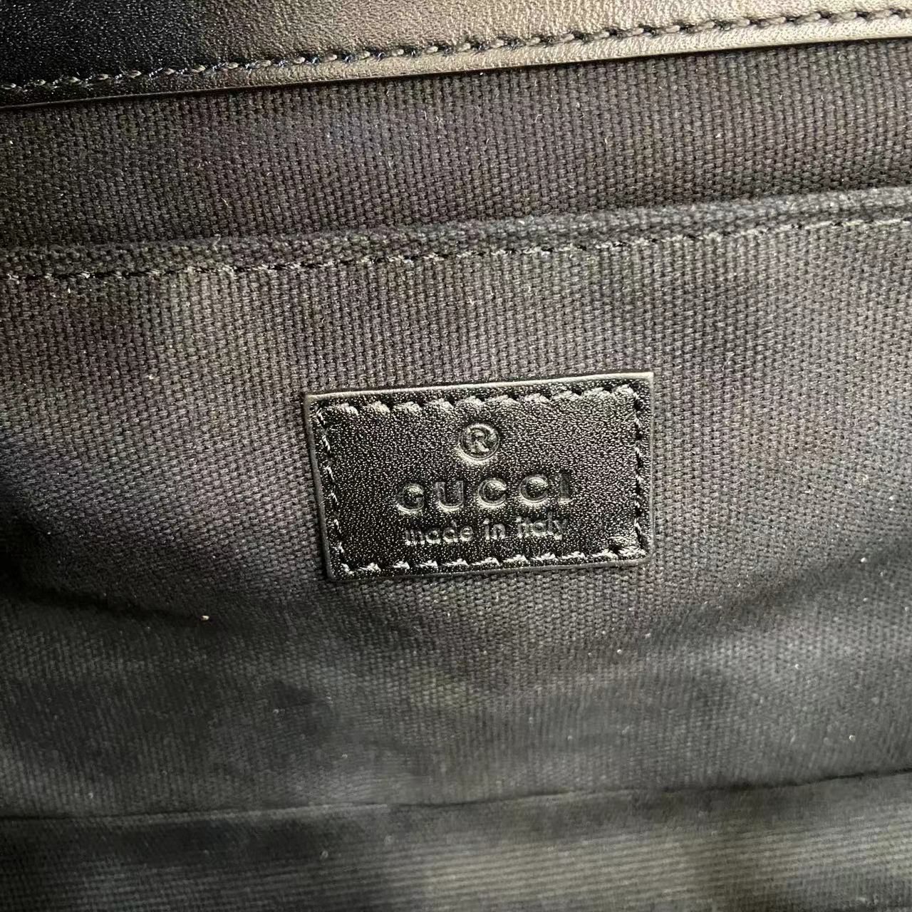 p750。《配全套原厂专柜包装》【新品】Gucci Go系列专为运动而生。这款肩背包采用光面皮革制作,精致链式肩带尽显摩登气质。其包内格局设计实用,后侧设有一个可拆卸镜子。
古驰黑色(Rosso Ancora)光面皮革
浅金色调配件
黑色棉麻衬里
内部:三个主隔层、一个拉链袋
外部:后侧设可拆卸镜子
链式肩带(21厘米高);可拆卸可调节肩带(27厘米高);长度可在64厘米与103厘米之间调节
弹簧夹扣
型号:826761。
尺寸:21.5厘米(宽)x 14厘米(高)x 9厘米(深)
重量:约0.8千克
颜色:黑色全皮。
意大利创作