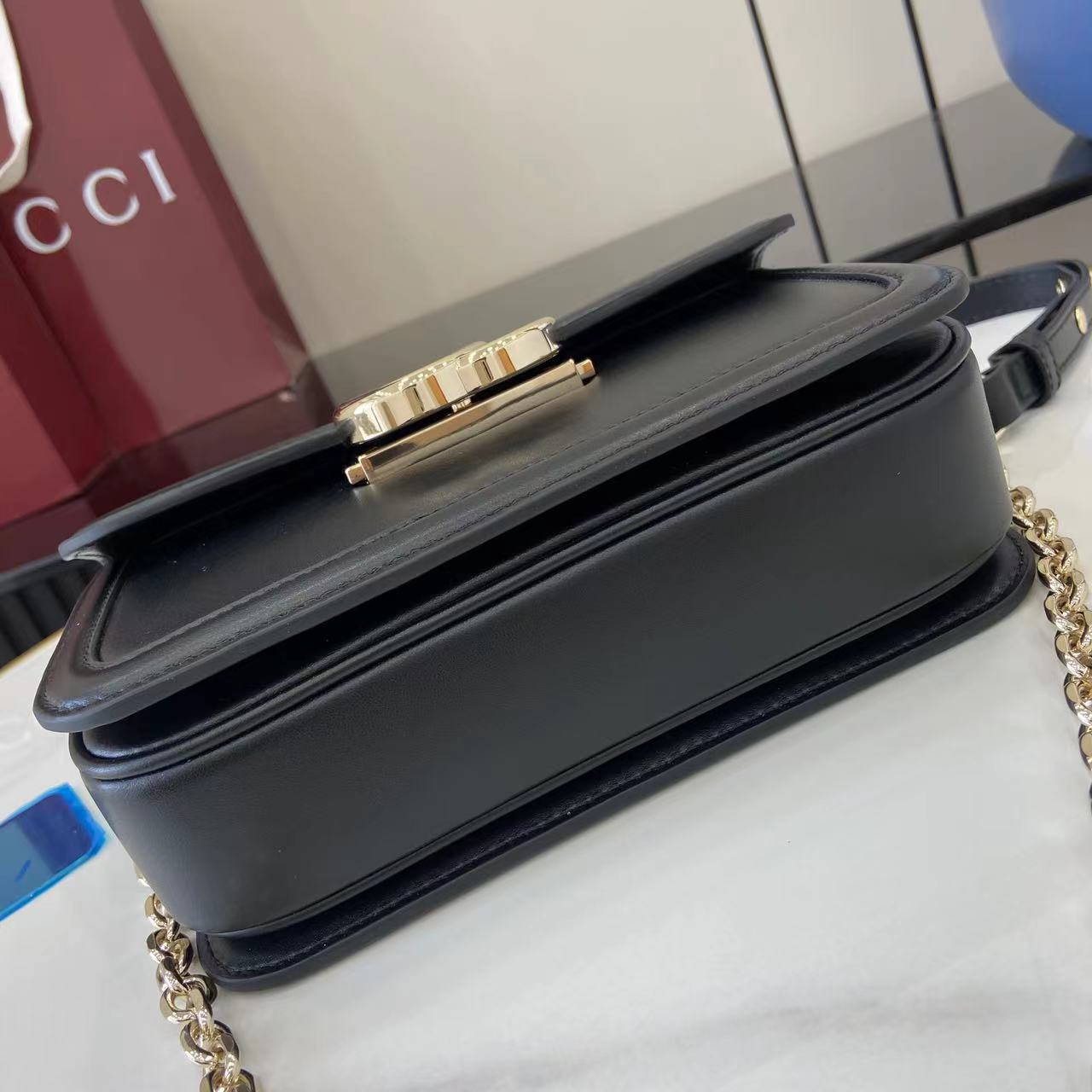 p750。《配全套原厂专柜包装》【新品】Gucci Go系列专为运动而生。这款肩背包采用光面皮革制作,精致链式肩带尽显摩登气质。其包内格局设计实用,后侧设有一个可拆卸镜子。
古驰黑色(Rosso Ancora)光面皮革
浅金色调配件
黑色棉麻衬里
内部:三个主隔层、一个拉链袋
外部:后侧设可拆卸镜子
链式肩带(21厘米高);可拆卸可调节肩带(27厘米高);长度可在64厘米与103厘米之间调节
弹簧夹扣
型号:826761。
尺寸:21.5厘米(宽)x 14厘米(高)x 9厘米(深)
重量:约0.8千克
颜色:黑色全皮。
意大利创作