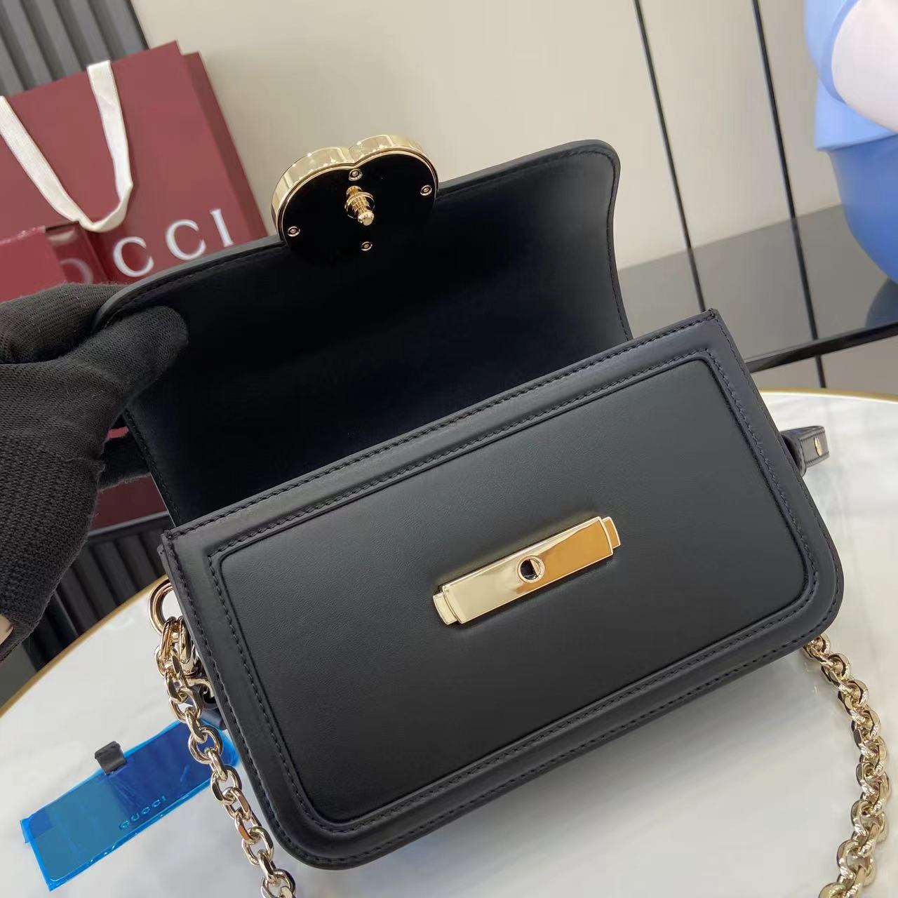 p750。《配全套原厂专柜包装》【新品】Gucci Go系列专为运动而生。这款肩背包采用光面皮革制作,精致链式肩带尽显摩登气质。其包内格局设计实用,后侧设有一个可拆卸镜子。
古驰黑色(Rosso Ancora)光面皮革
浅金色调配件
黑色棉麻衬里
内部:三个主隔层、一个拉链袋
外部:后侧设可拆卸镜子
链式肩带(21厘米高);可拆卸可调节肩带(27厘米高);长度可在64厘米与103厘米之间调节
弹簧夹扣
型号:826761。
尺寸:21.5厘米(宽)x 14厘米(高)x 9厘米(深)
重量:约0.8千克
颜色:黑色全皮。
意大利创作