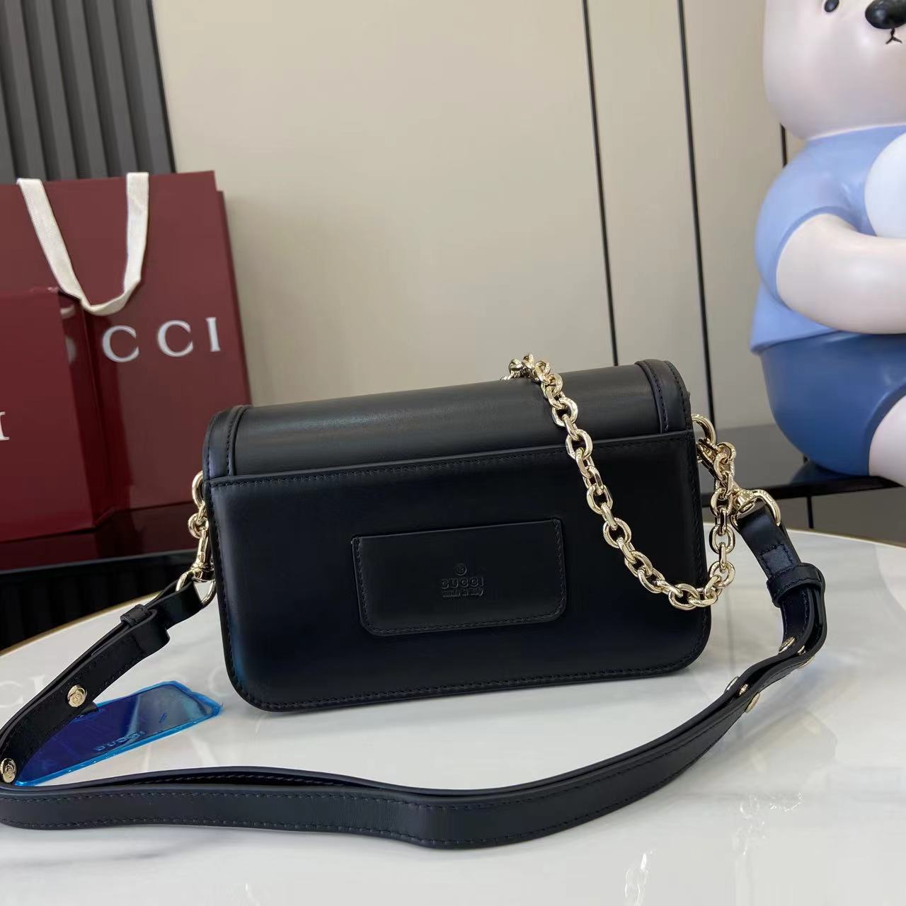 p750。《配全套原厂专柜包装》【新品】Gucci Go系列专为运动而生。这款肩背包采用光面皮革制作,精致链式肩带尽显摩登气质。其包内格局设计实用,后侧设有一个可拆卸镜子。
古驰黑色(Rosso Ancora)光面皮革
浅金色调配件
黑色棉麻衬里
内部:三个主隔层、一个拉链袋
外部:后侧设可拆卸镜子
链式肩带(21厘米高);可拆卸可调节肩带(27厘米高);长度可在64厘米与103厘米之间调节
弹簧夹扣
型号:826761。
尺寸:21.5厘米(宽)x 14厘米(高)x 9厘米(深)
重量:约0.8千克
颜色:黑色全皮。
意大利创作