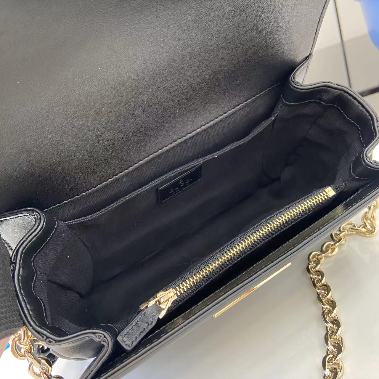 p750。《配全套原厂专柜包装》【新品】Gucci Go系列专为运动而生。这款肩背包采用光面皮革制作,精致链式肩带尽显摩登气质。其包内格局设计实用,后侧设有一个可拆卸镜子。
古驰黑色(Rosso Ancora)光面皮革
浅金色调配件
黑色棉麻衬里
内部:三个主隔层、一个拉链袋
外部:后侧设可拆卸镜子
链式肩带(21厘米高);可拆卸可调节肩带(27厘米高);长度可在64厘米与103厘米之间调节
弹簧夹扣
型号:826761。
尺寸:21.5厘米(宽)x 14厘米(高)x 9厘米(深)
重量:约0.8千克
颜色:黑色全皮。
意大利创作