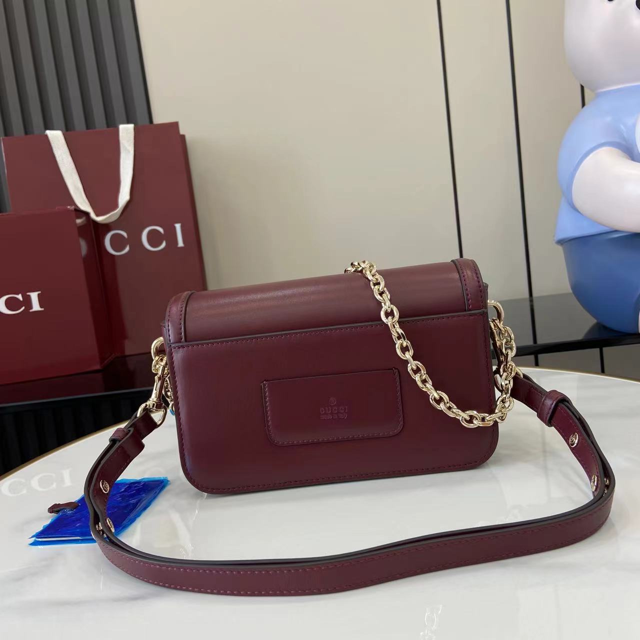 p750。《配全套原厂专柜包装了》【新品】Gucci Go系列专为运动而生。这款肩背包采用光面皮革制作,精致链式肩带尽显摩登气质。其包内格局设计实用,后侧设有一个可拆卸镜子。
古驰安可拉红(Rosso Ancora)光面皮革
浅金色调配件
米色棉麻衬里
内部:三个主隔层、一个拉链袋
外部:后侧设可拆卸镜子
链式肩带(21厘米高);可拆卸可调节肩带(27厘米高);长度可在64厘米与103厘米之间调节
弹簧夹扣
型号:826761。
尺寸:21.5厘米(宽)x 14厘米(高)x 9厘米(深)
重量:约0.8千克
颜色:安可拉红色全皮。
意大利创作