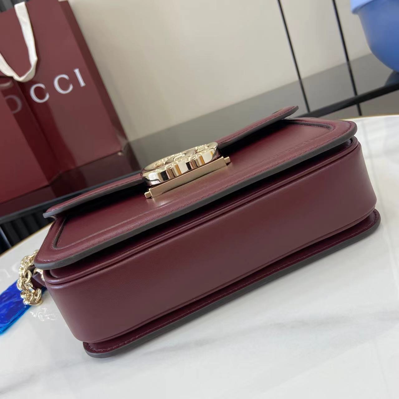 p750。《配全套原厂专柜包装了》【新品】Gucci Go系列专为运动而生。这款肩背包采用光面皮革制作,精致链式肩带尽显摩登气质。其包内格局设计实用,后侧设有一个可拆卸镜子。
古驰安可拉红(Rosso Ancora)光面皮革
浅金色调配件
米色棉麻衬里
内部:三个主隔层、一个拉链袋
外部:后侧设可拆卸镜子
链式肩带(21厘米高);可拆卸可调节肩带(27厘米高);长度可在64厘米与103厘米之间调节
弹簧夹扣
型号:826761。
尺寸:21.5厘米(宽)x 14厘米(高)x 9厘米(深)
重量:约0.8千克
颜色:安可拉红色全皮。
意大利创作