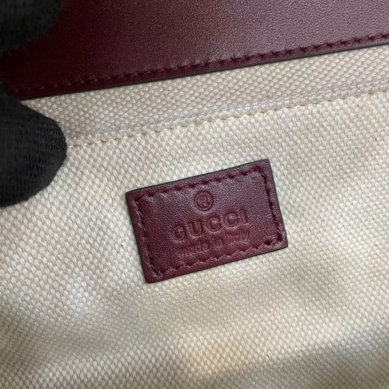 p750。《配全套原厂专柜包装了》【新品】Gucci Go系列专为运动而生。这款肩背包采用光面皮革制作,精致链式肩带尽显摩登气质。其包内格局设计实用,后侧设有一个可拆卸镜子。
古驰安可拉红(Rosso Ancora)光面皮革
浅金色调配件
米色棉麻衬里
内部:三个主隔层、一个拉链袋
外部:后侧设可拆卸镜子
链式肩带(21厘米高);可拆卸可调节肩带(27厘米高);长度可在64厘米与103厘米之间调节
弹簧夹扣
型号:826761。
尺寸:21.5厘米(宽)x 14厘米(高)x 9厘米(深)
重量:约0.8千克
颜色:安可拉红色全皮。
意大利创作