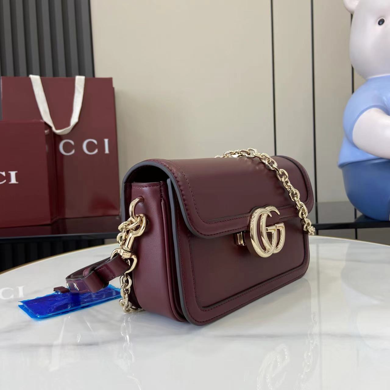 p750。《配全套原厂专柜包装了》【新品】Gucci Go系列专为运动而生。这款肩背包采用光面皮革制作,精致链式肩带尽显摩登气质。其包内格局设计实用,后侧设有一个可拆卸镜子。
古驰安可拉红(Rosso Ancora)光面皮革
浅金色调配件
米色棉麻衬里
内部:三个主隔层、一个拉链袋
外部:后侧设可拆卸镜子
链式肩带(21厘米高);可拆卸可调节肩带(27厘米高);长度可在64厘米与103厘米之间调节
弹簧夹扣
型号:826761。
尺寸:21.5厘米(宽)x 14厘米(高)x 9厘米(深)
重量:约0.8千克
颜色:安可拉红色全皮。
意大利创作