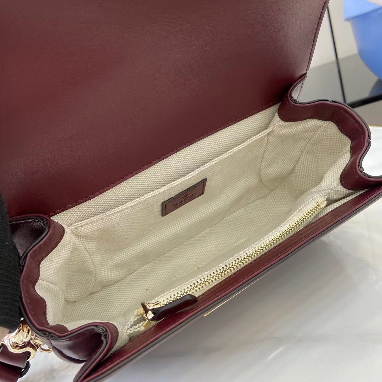 p750。《配全套原厂专柜包装了》【新品】Gucci Go系列专为运动而生。这款肩背包采用光面皮革制作,精致链式肩带尽显摩登气质。其包内格局设计实用,后侧设有一个可拆卸镜子。
古驰安可拉红(Rosso Ancora)光面皮革
浅金色调配件
米色棉麻衬里
内部:三个主隔层、一个拉链袋
外部:后侧设可拆卸镜子
链式肩带(21厘米高);可拆卸可调节肩带(27厘米高);长度可在64厘米与103厘米之间调节
弹簧夹扣
型号:826761。
尺寸:21.5厘米(宽)x 14厘米(高)x 9厘米(深)
重量:约0.8千克
颜色:安可拉红色全皮。
意大利创作
