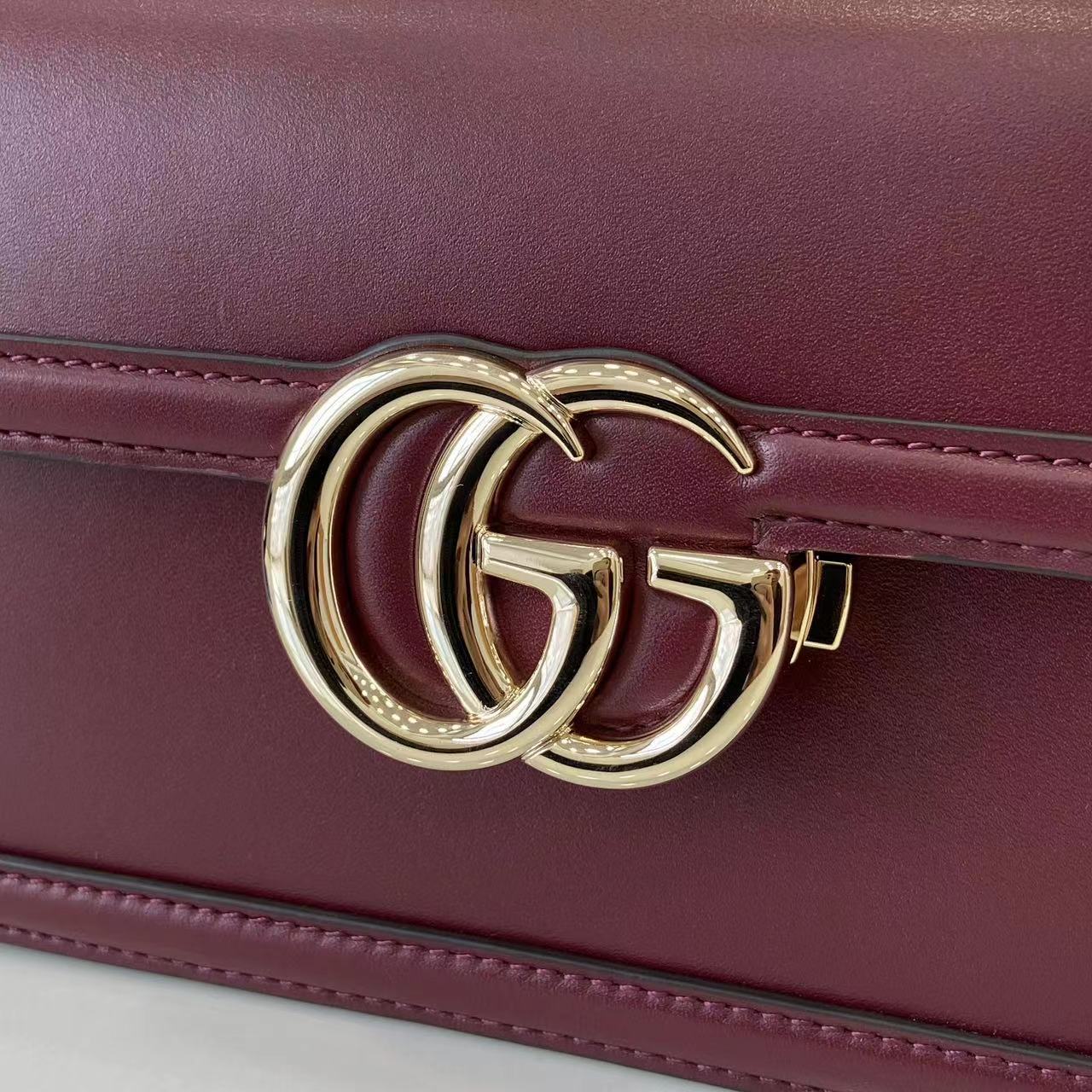 p750。《配全套原厂专柜包装了》【新品】Gucci Go系列专为运动而生。这款肩背包采用光面皮革制作,精致链式肩带尽显摩登气质。其包内格局设计实用,后侧设有一个可拆卸镜子。
古驰安可拉红(Rosso Ancora)光面皮革
浅金色调配件
米色棉麻衬里
内部:三个主隔层、一个拉链袋
外部:后侧设可拆卸镜子
链式肩带(21厘米高);可拆卸可调节肩带(27厘米高);长度可在64厘米与103厘米之间调节
弹簧夹扣
型号:826761。
尺寸:21.5厘米(宽)x 14厘米(高)x 9厘米(深)
重量:约0.8千克
颜色:安可拉红色全皮。
意大利创作