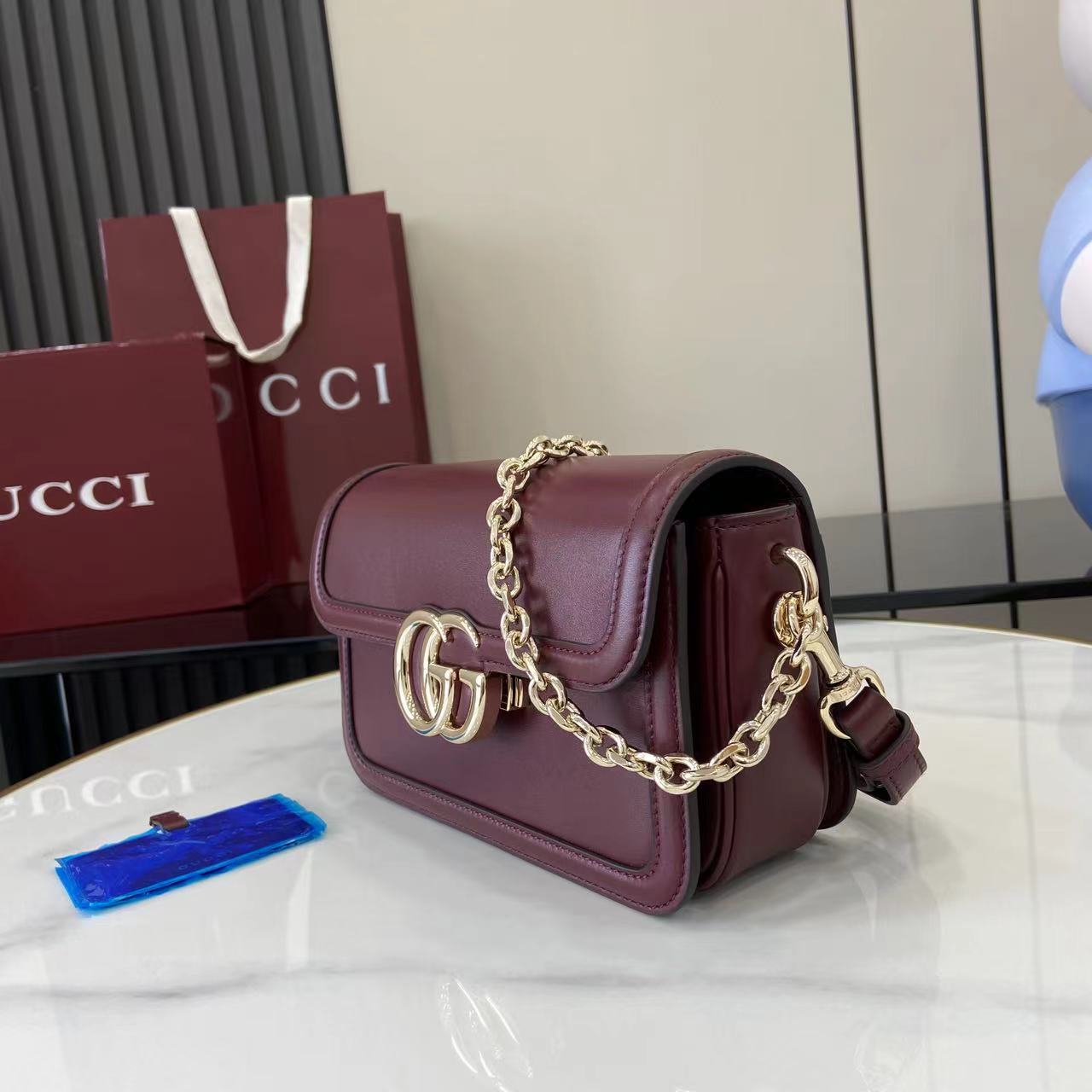p750。《配全套原厂专柜包装了》【新品】Gucci Go系列专为运动而生。这款肩背包采用光面皮革制作,精致链式肩带尽显摩登气质。其包内格局设计实用,后侧设有一个可拆卸镜子。
古驰安可拉红(Rosso Ancora)光面皮革
浅金色调配件
米色棉麻衬里
内部:三个主隔层、一个拉链袋
外部:后侧设可拆卸镜子
链式肩带(21厘米高);可拆卸可调节肩带(27厘米高);长度可在64厘米与103厘米之间调节
弹簧夹扣
型号:826761。
尺寸:21.5厘米(宽)x 14厘米(高)x 9厘米(深)
重量:约0.8千克
颜色:安可拉红色全皮。
意大利创作