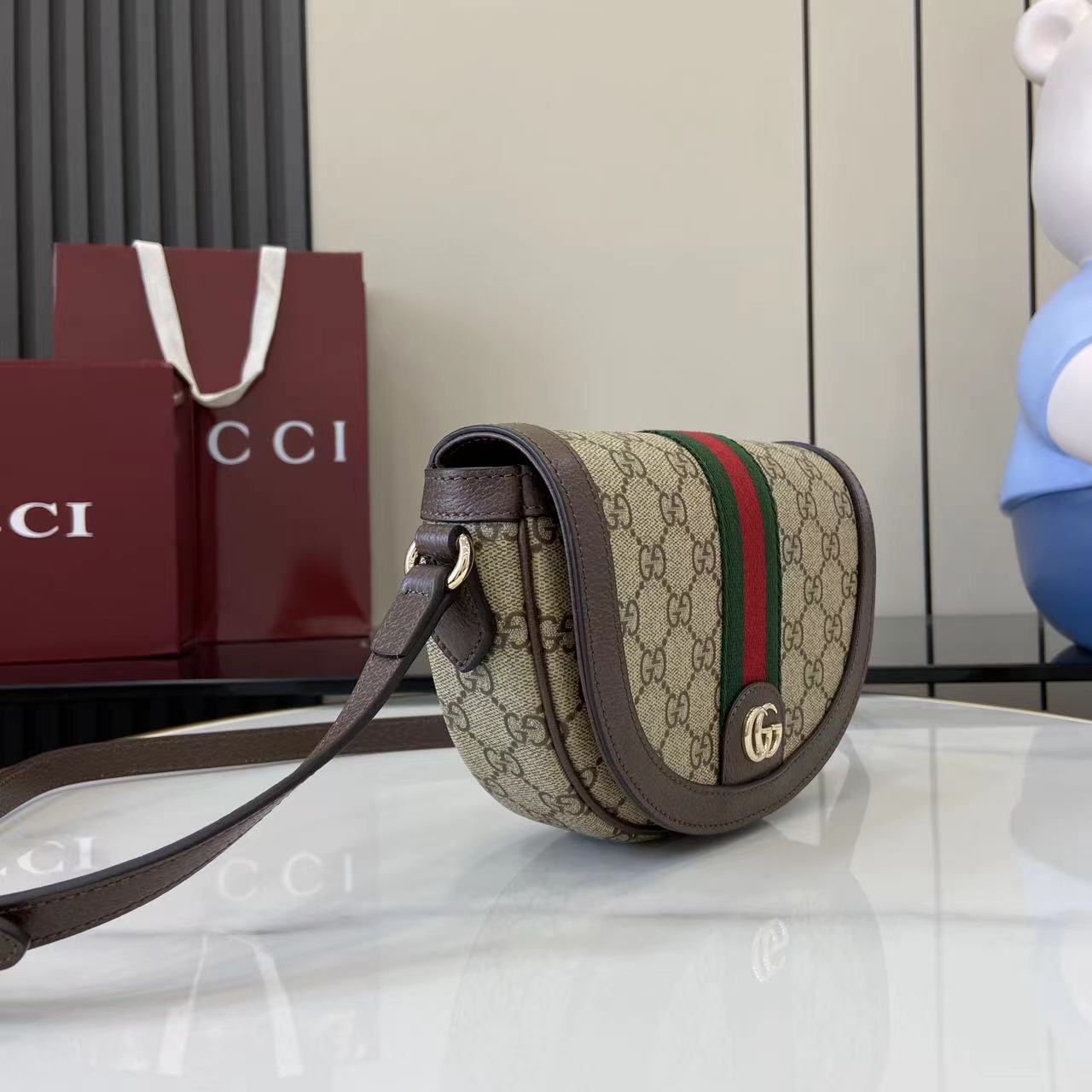 Полусумка Gucci с монограммой и ремешком