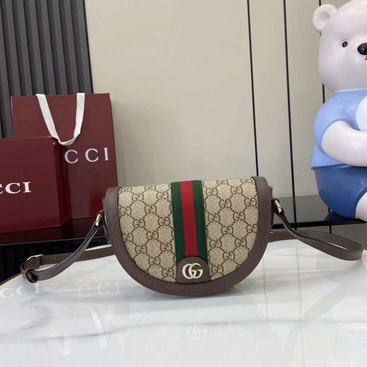 Полусумка Gucci с монограммой и ремешком