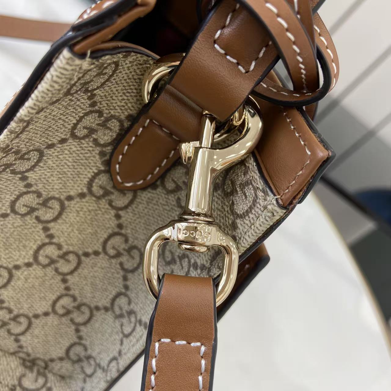 p550。《配全套原厂专柜包装》【新品】Padlock系列以现代廓形惊艳亮相2025早秋系列，解锁多种背携方式。此款式手提或斜挎皆宜，织带衬里致敬品牌标志性元素。
米色和深棕色GG字母交织图案涂层织物
棕色皮革滚边
浅金色调配件
红绿织带棉布衬里
内部：一个开口袋
外部：一个开口袋
挂锁锁扣，配有皮革钥匙扣
型号：841653。
尺寸：20厘米（宽）x 13.5厘米（高）x 8厘米（深）
重量：约0.6千克
颜色：啡棕/pvc。