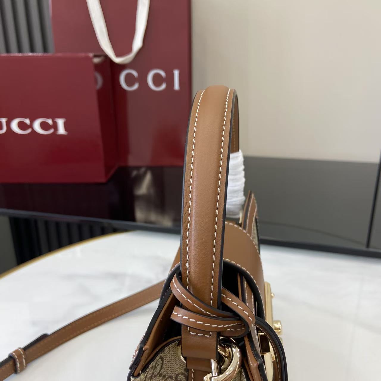 p550。《配全套原厂专柜包装》【新品】Padlock系列以现代廓形惊艳亮相2025早秋系列，解锁多种背携方式。此款式手提或斜挎皆宜，织带衬里致敬品牌标志性元素。
米色和深棕色GG字母交织图案涂层织物
棕色皮革滚边
浅金色调配件
红绿织带棉布衬里
内部：一个开口袋
外部：一个开口袋
挂锁锁扣，配有皮革钥匙扣
型号：841653。
尺寸：20厘米（宽）x 13.5厘米（高）x 8厘米（深）
重量：约0.6千克
颜色：啡棕/pvc。
