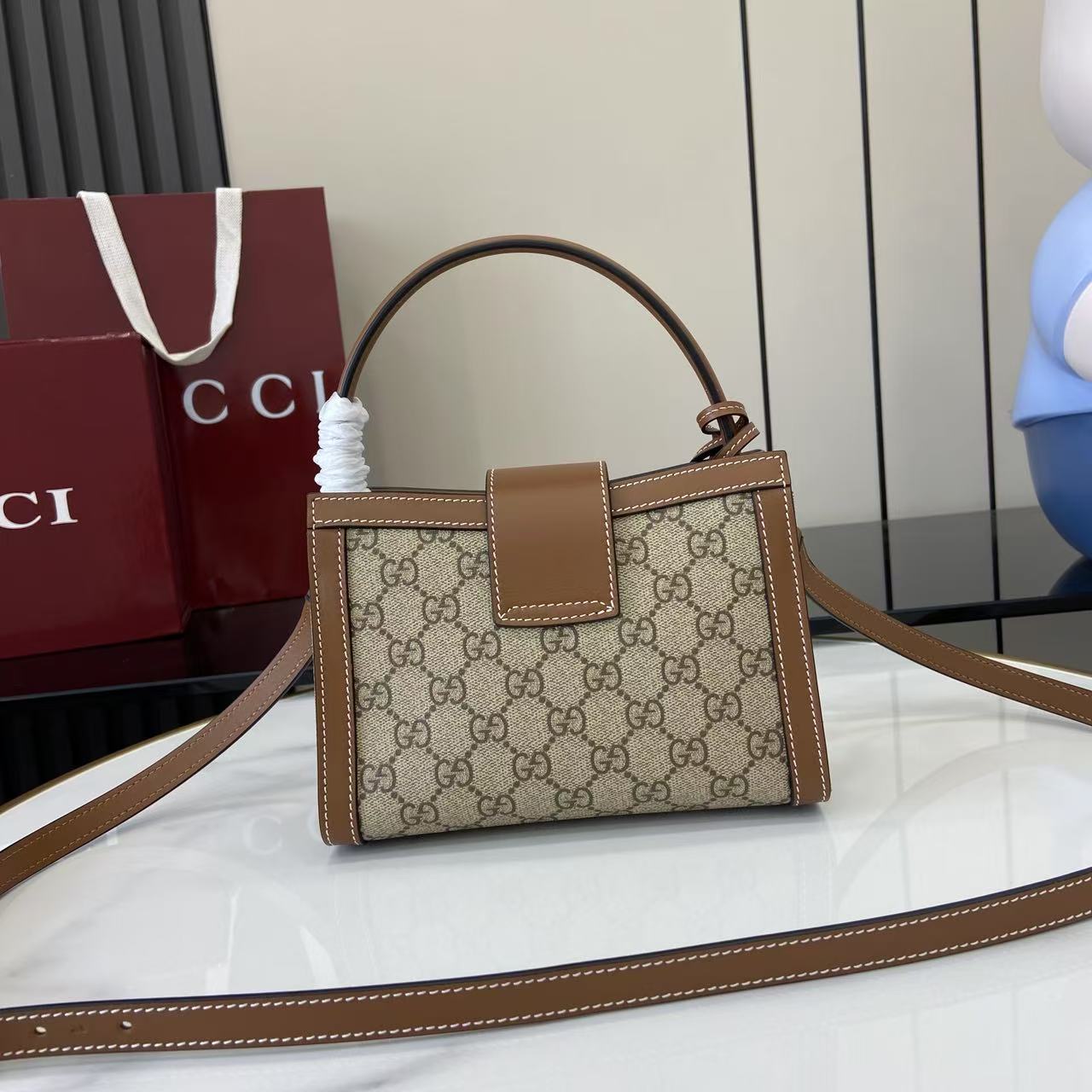 p550。《配全套原厂专柜包装》【新品】Padlock系列以现代廓形惊艳亮相2025早秋系列，解锁多种背携方式。此款式手提或斜挎皆宜，织带衬里致敬品牌标志性元素。
米色和深棕色GG字母交织图案涂层织物
棕色皮革滚边
浅金色调配件
红绿织带棉布衬里
内部：一个开口袋
外部：一个开口袋
挂锁锁扣，配有皮革钥匙扣
型号：841653。
尺寸：20厘米（宽）x 13.5厘米（高）x 8厘米（深）
重量：约0.6千克
颜色：啡棕/pvc。