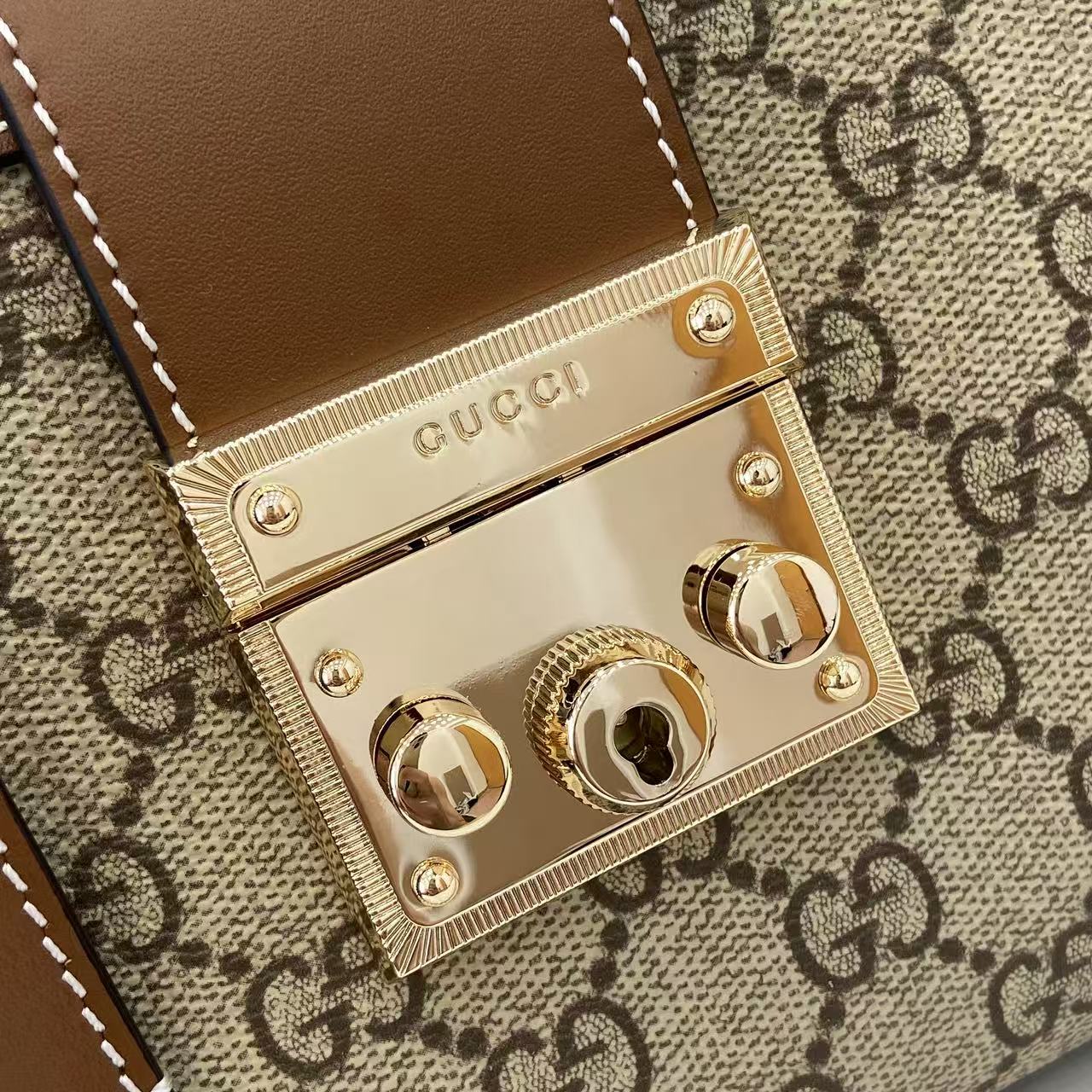 p550。《配全套原厂专柜包装》【新品】Padlock系列以现代廓形惊艳亮相2025早秋系列，解锁多种背携方式。此款式手提或斜挎皆宜，织带衬里致敬品牌标志性元素。
米色和深棕色GG字母交织图案涂层织物
棕色皮革滚边
浅金色调配件
红绿织带棉布衬里
内部：一个开口袋
外部：一个开口袋
挂锁锁扣，配有皮革钥匙扣
型号：841653。
尺寸：20厘米（宽）x 13.5厘米（高）x 8厘米（深）
重量：约0.6千克
颜色：啡棕/pvc。