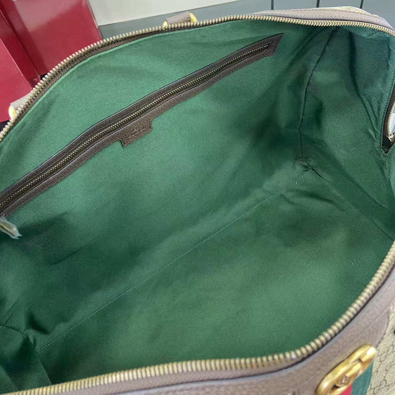 p850。《配全套原厂礼品袋包装》【新品】Gucci Savoy系列匠心融蕴米色和深棕色两大配色,搭配经典廓形,甄选触感柔软的织物打造。这款旅行包以GG字母交织图案涂层织物打造,匠心缀饰双G标识和织带细节。
米色和深棕色GG字母交织图案涂层织物
深棕色皮革滚边
金色调配件
绿色亚麻棉混纺衬里
双G
织带细节
容量:30升
内部:一个拉链袋
外部:一个可拆卸行李员身份标牌、一个锁、一个钥匙扣
提手(11厘米高)
可拆卸可调节皮革肩带(长度可在91厘米至145厘米之间调节)
拉链开合
型号:834458。
尺寸:52厘米(宽)x 33厘米(高)x 28厘米(深)
重量:约3千克
颜色:啡棕/pvc。
意大利创作