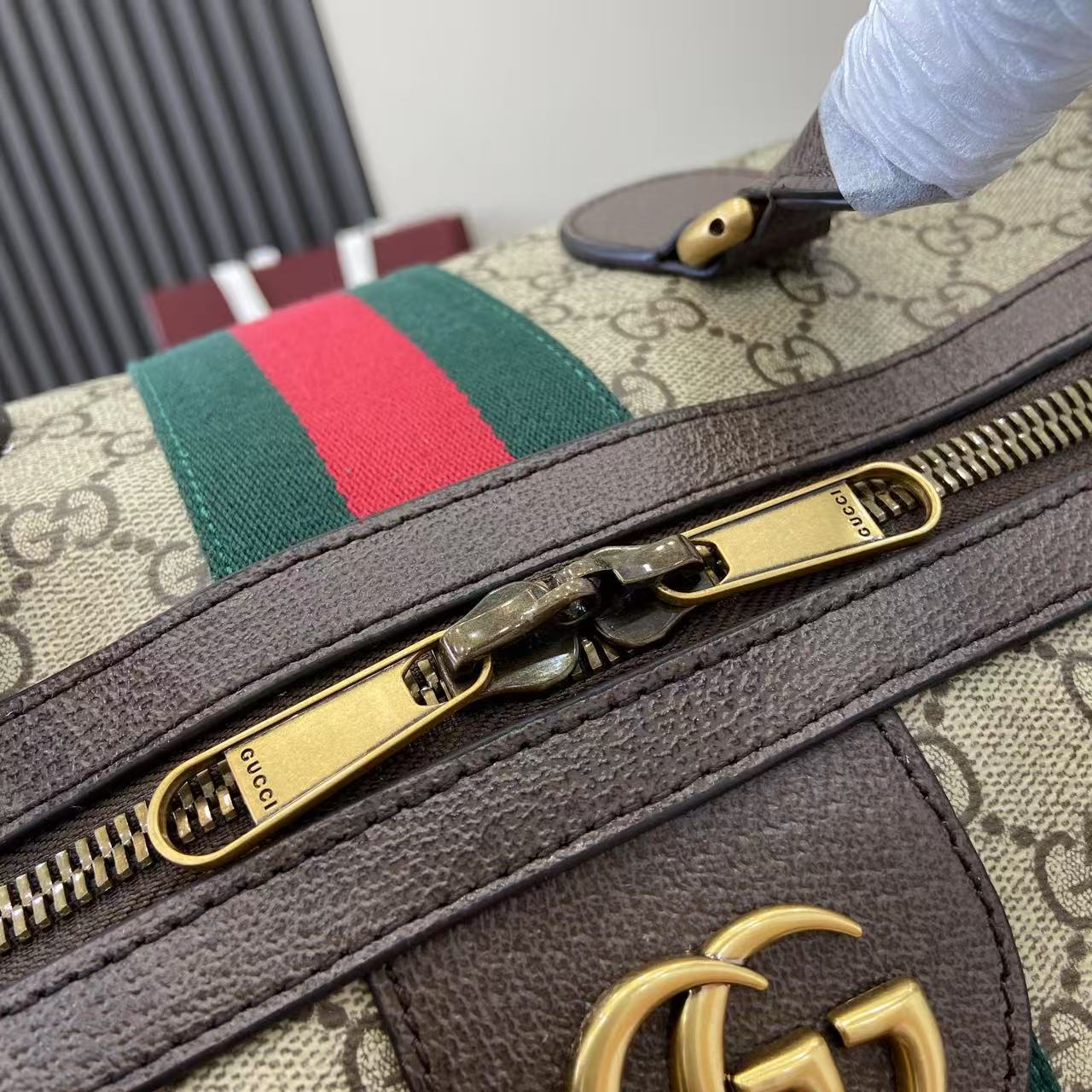 p850。《配全套原厂礼品袋包装》【新品】Gucci Savoy系列匠心融蕴米色和深棕色两大配色,搭配经典廓形,甄选触感柔软的织物打造。这款旅行包以GG字母交织图案涂层织物打造,匠心缀饰双G标识和织带细节。
米色和深棕色GG字母交织图案涂层织物
深棕色皮革滚边
金色调配件
绿色亚麻棉混纺衬里
双G
织带细节
容量:30升
内部:一个拉链袋
外部:一个可拆卸行李员身份标牌、一个锁、一个钥匙扣
提手(11厘米高)
可拆卸可调节皮革肩带(长度可在91厘米至145厘米之间调节)
拉链开合
型号:834458。
尺寸:52厘米(宽)x 33厘米(高)x 28厘米(深)
重量:约3千克
颜色:啡棕/pvc。
意大利创作